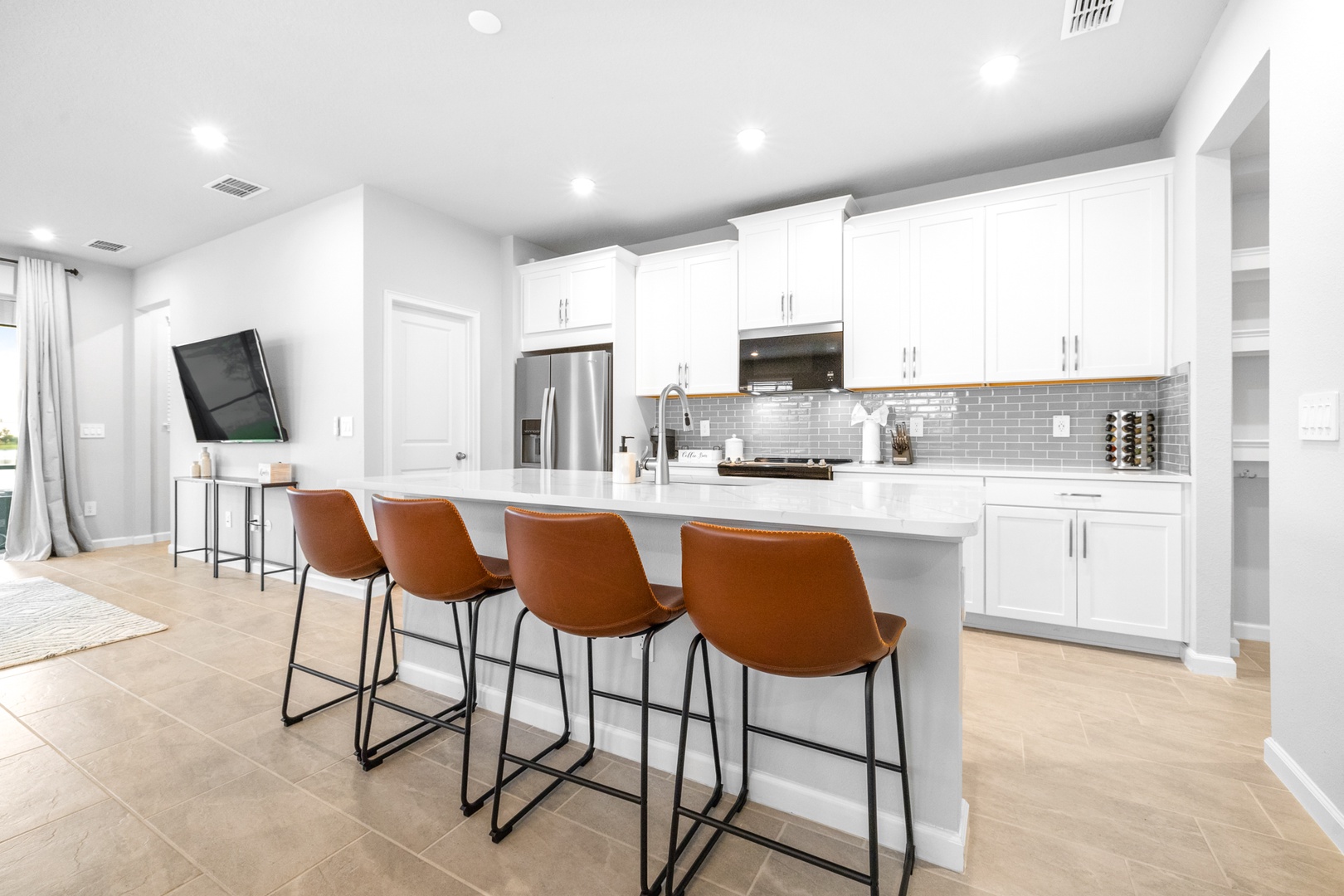 Sip morning coffee or grab a bite at the kitchen counter, with space for 4?