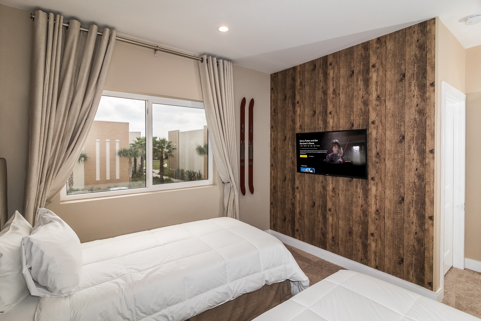 Bedroom 3 with 2 Twin beds, Smart TV, and en-suite (2nd floor)