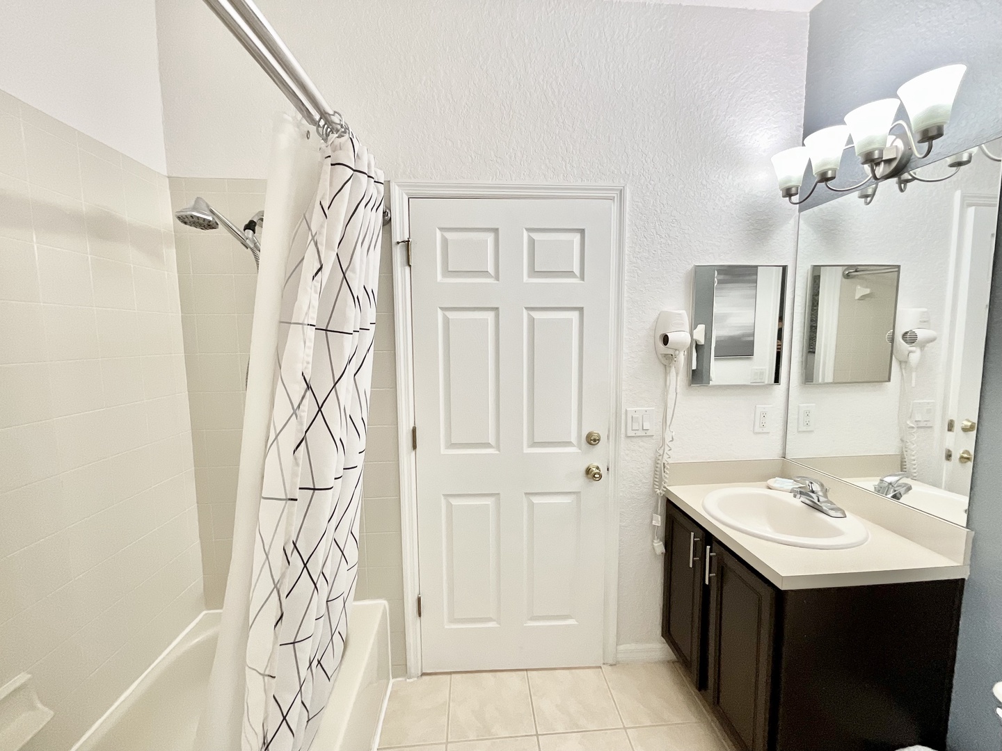 Ensuite bathroom with shower/tub combo