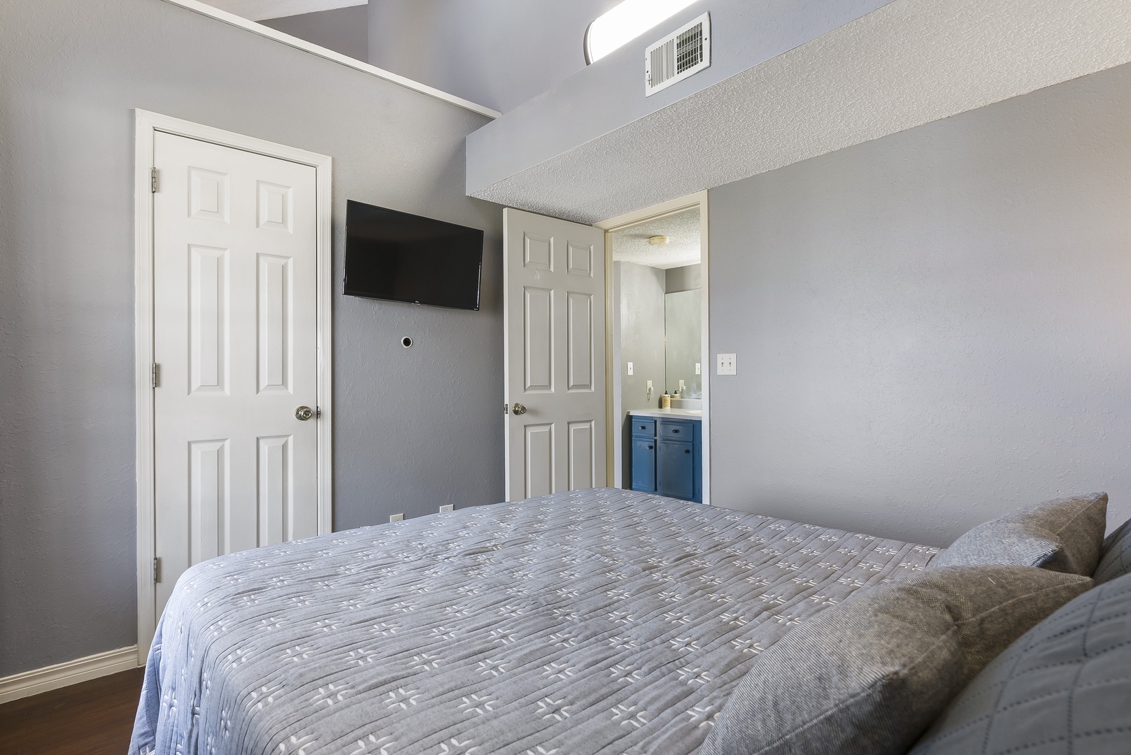 Bedroom 1 with Queen bed, Smart TV, and en-suite