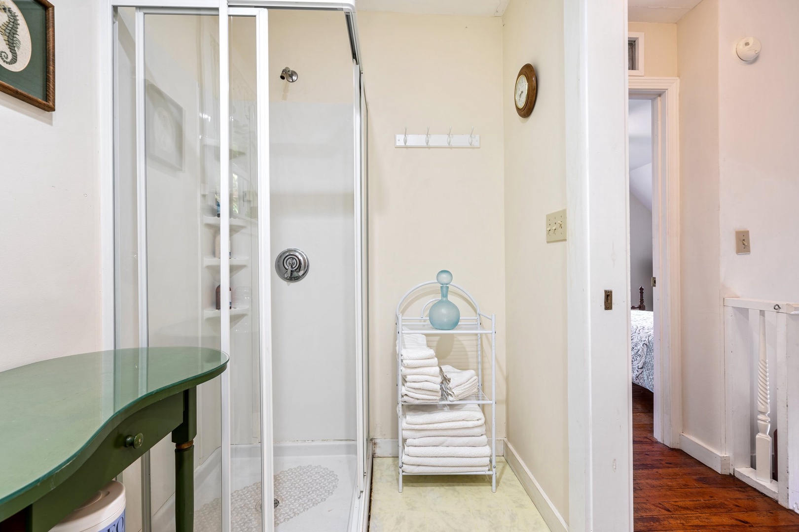 Shared bathroom 2 with stand-up shower