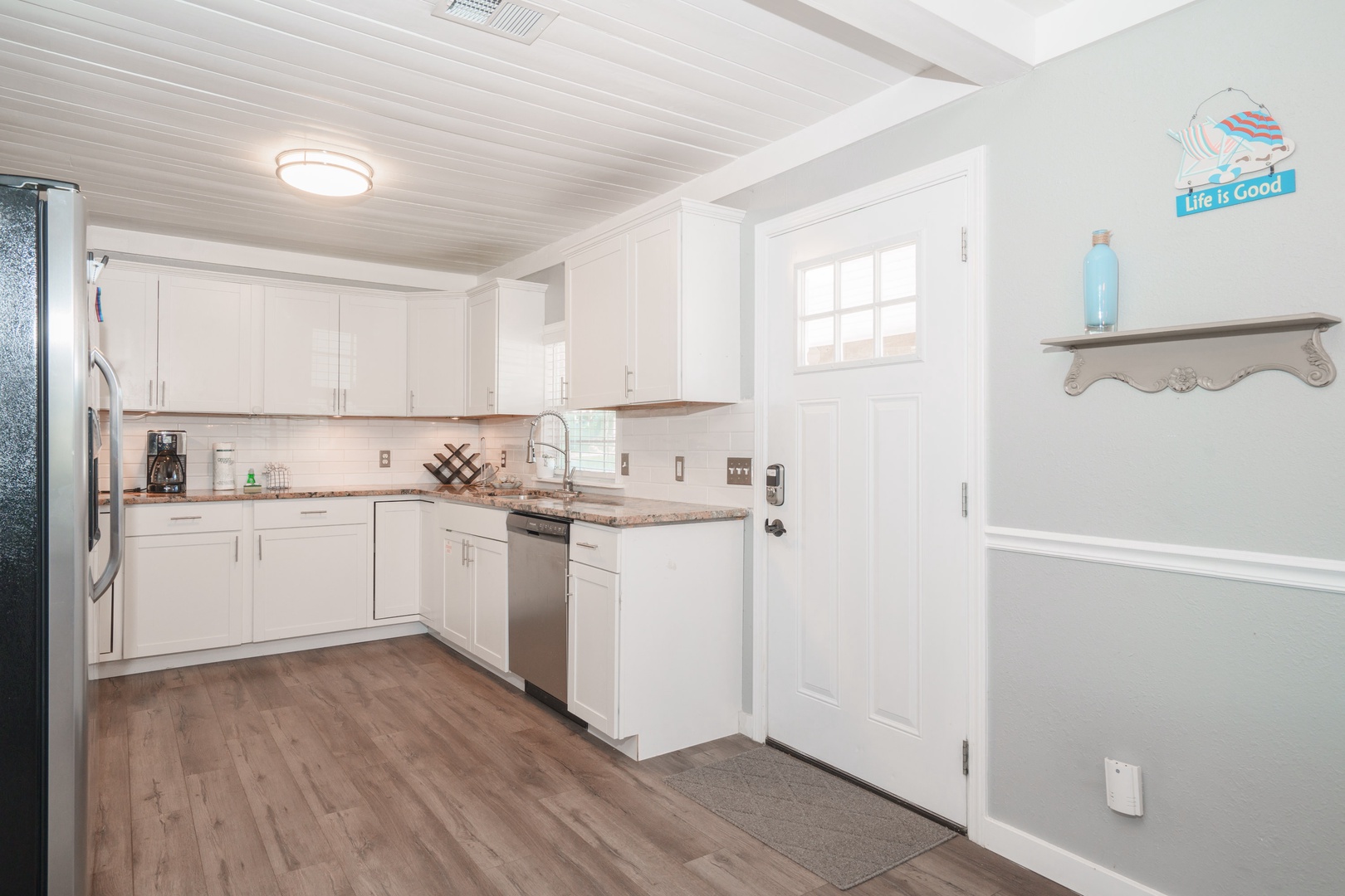 Entry right to the kitchen