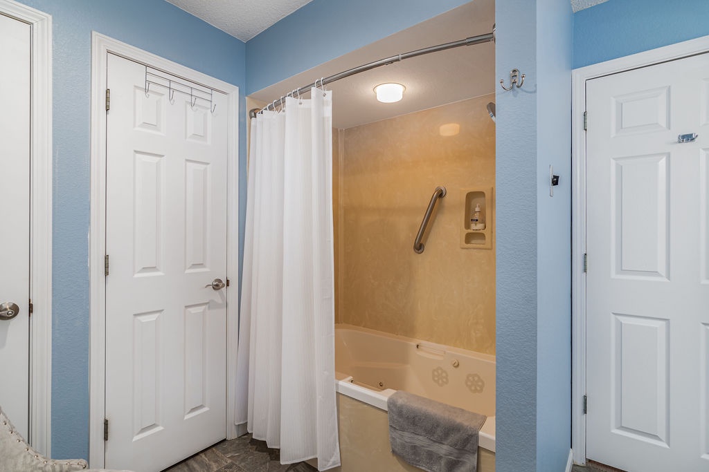 Bathroom #1 Shower/Tub Combo En-suite to Bedroom #1