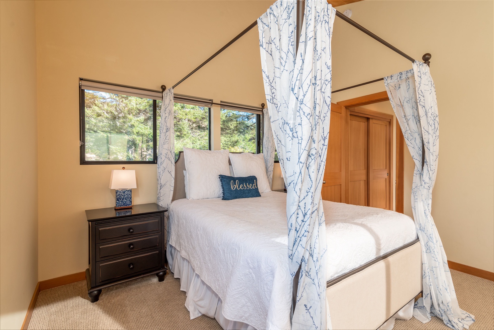 2nd bedroom: Queen bed and ocean views