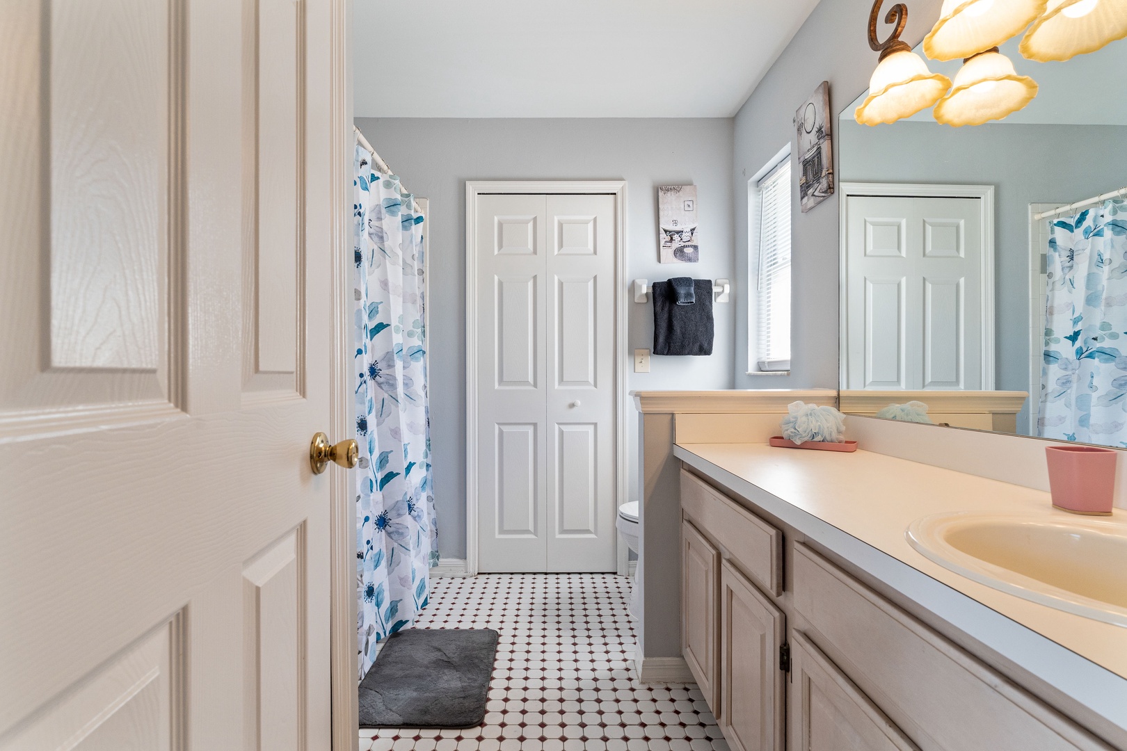 Ensuite bathroom with shower/tub combo