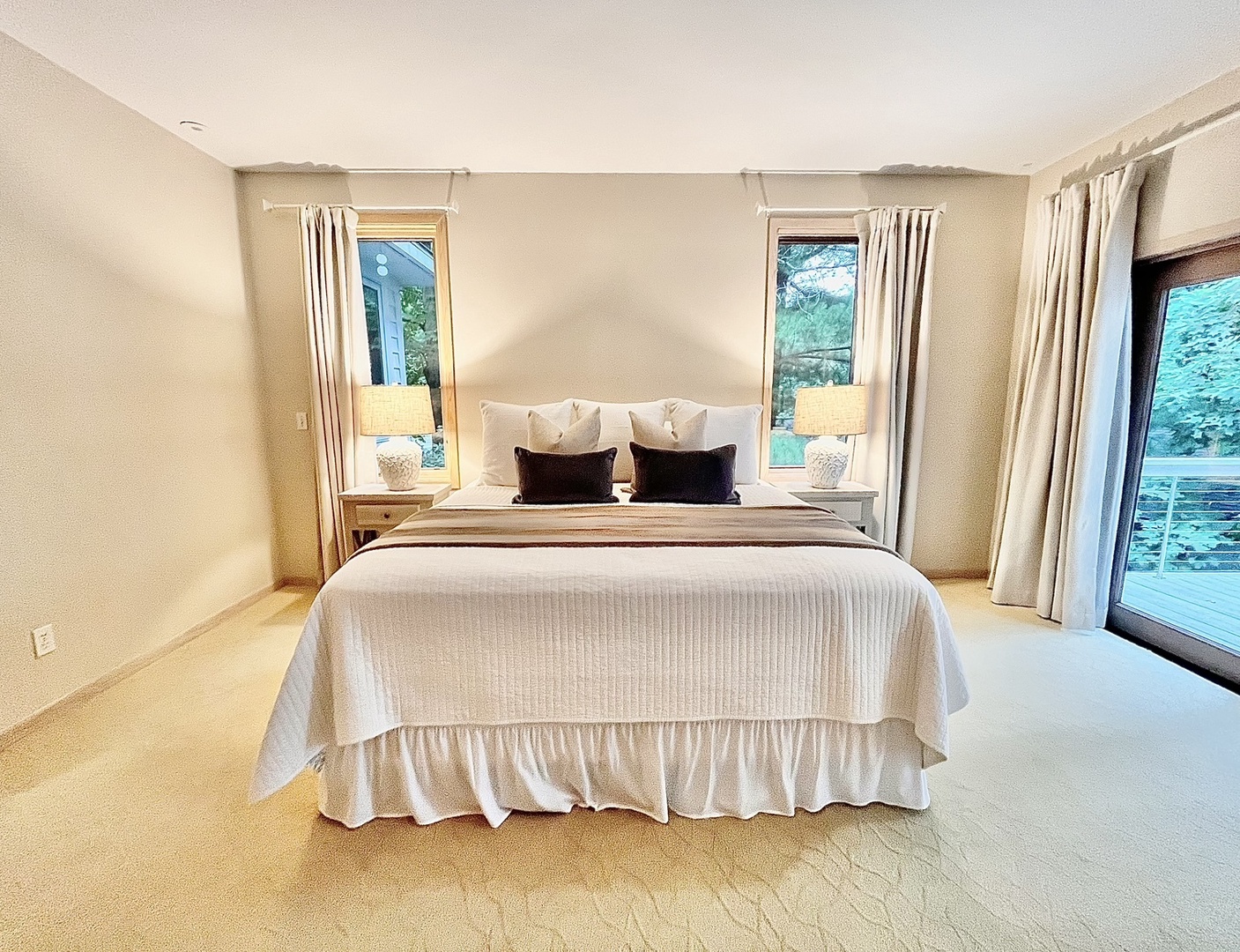 The main level king suite offers a private en suite & access to the back deck