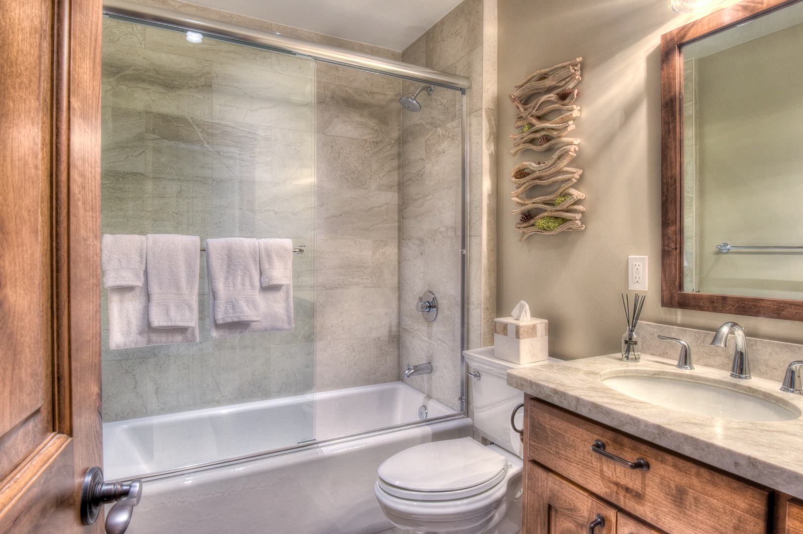 Guest Bathroom w/ shower tub combo