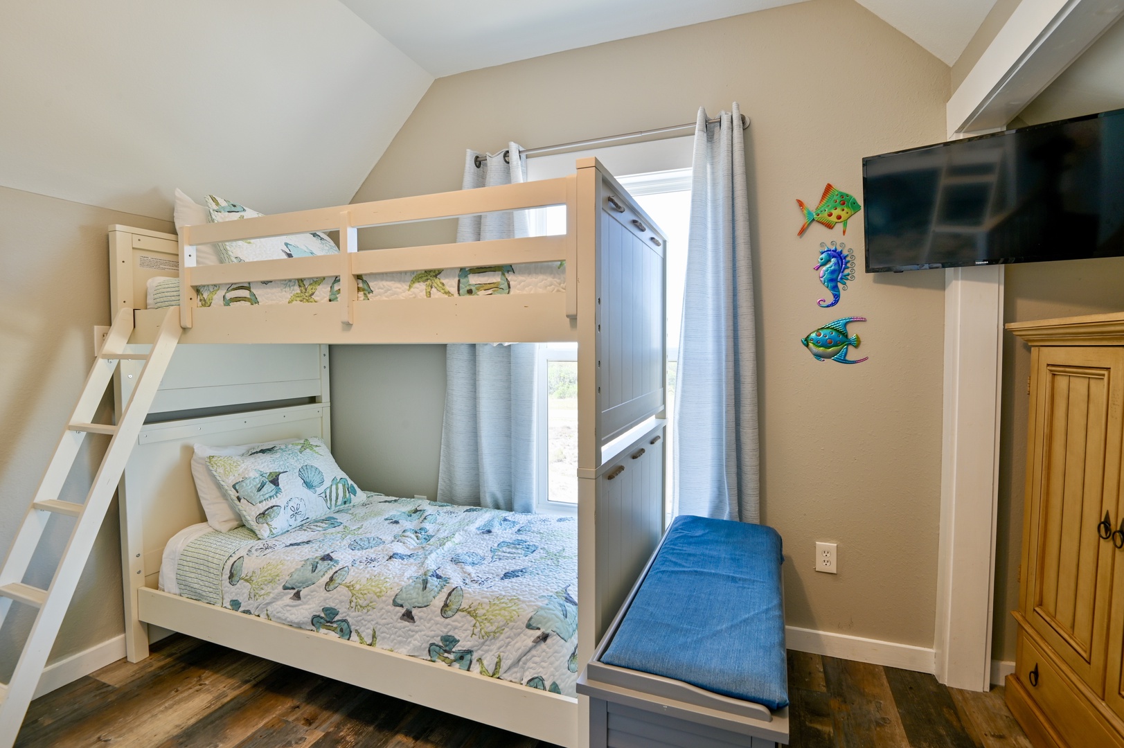 The 3rd floor bedroom offers twin-over-full bunks, twin trundle, and twin-over-twin bunks with a smart tv