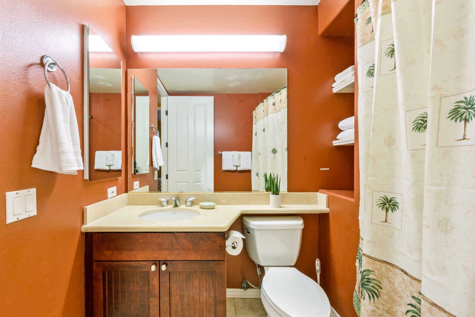 2nd full bathroom with shower/tub combo