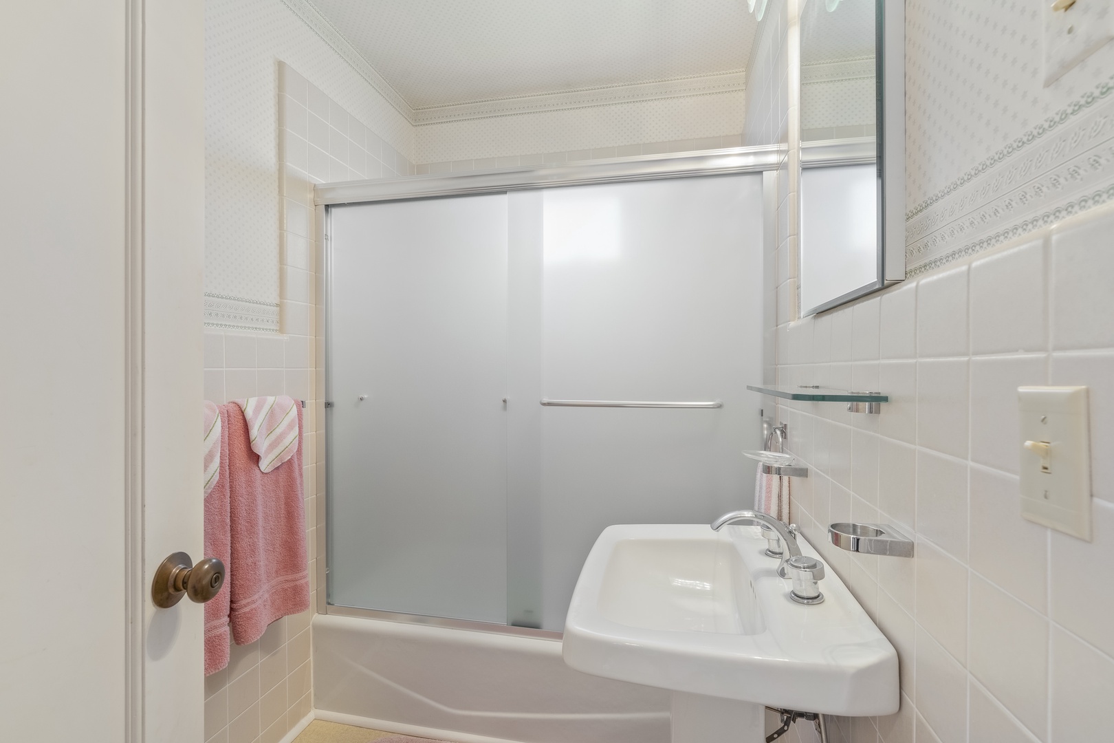 Shared bathroom with shower/tub combo