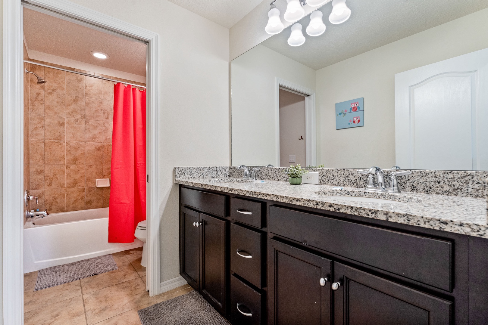 Shared bathroom 1 with shower/tub combo