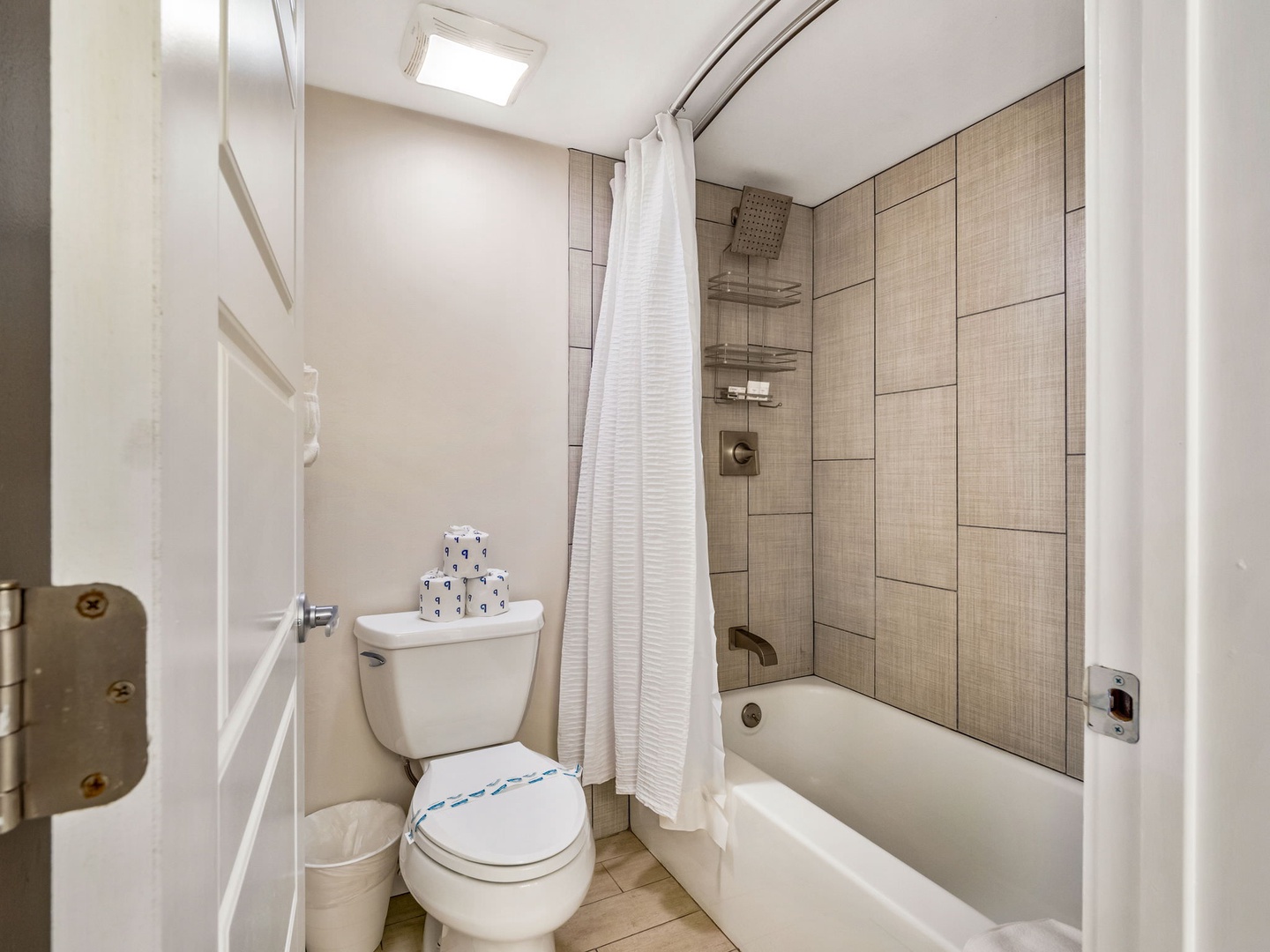 Bathroom #1 Shower/Tub Combo En-Suite to Bedroom #1