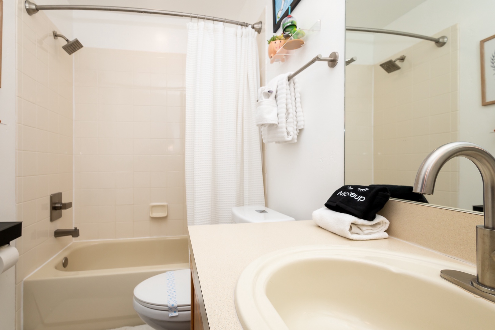 A single vanity & shower/tub combo awaits in this 2nd floor full bath