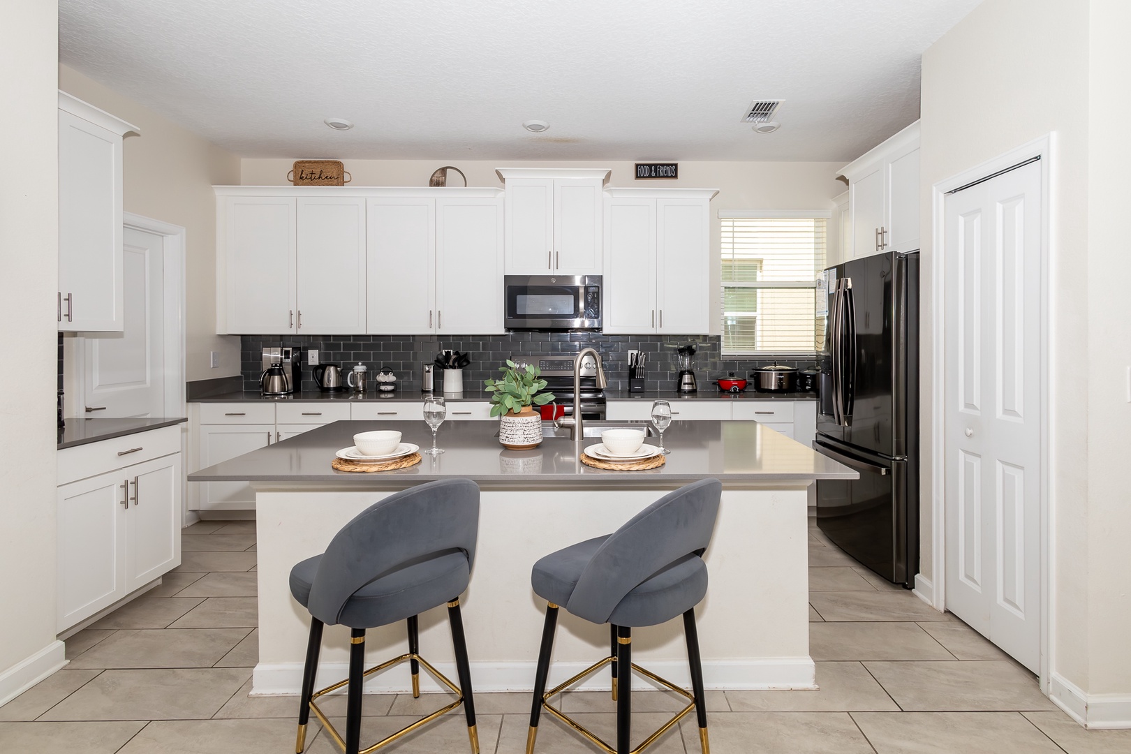 Sip morning coffee or grab a bite at the kitchen counter, with space for 4