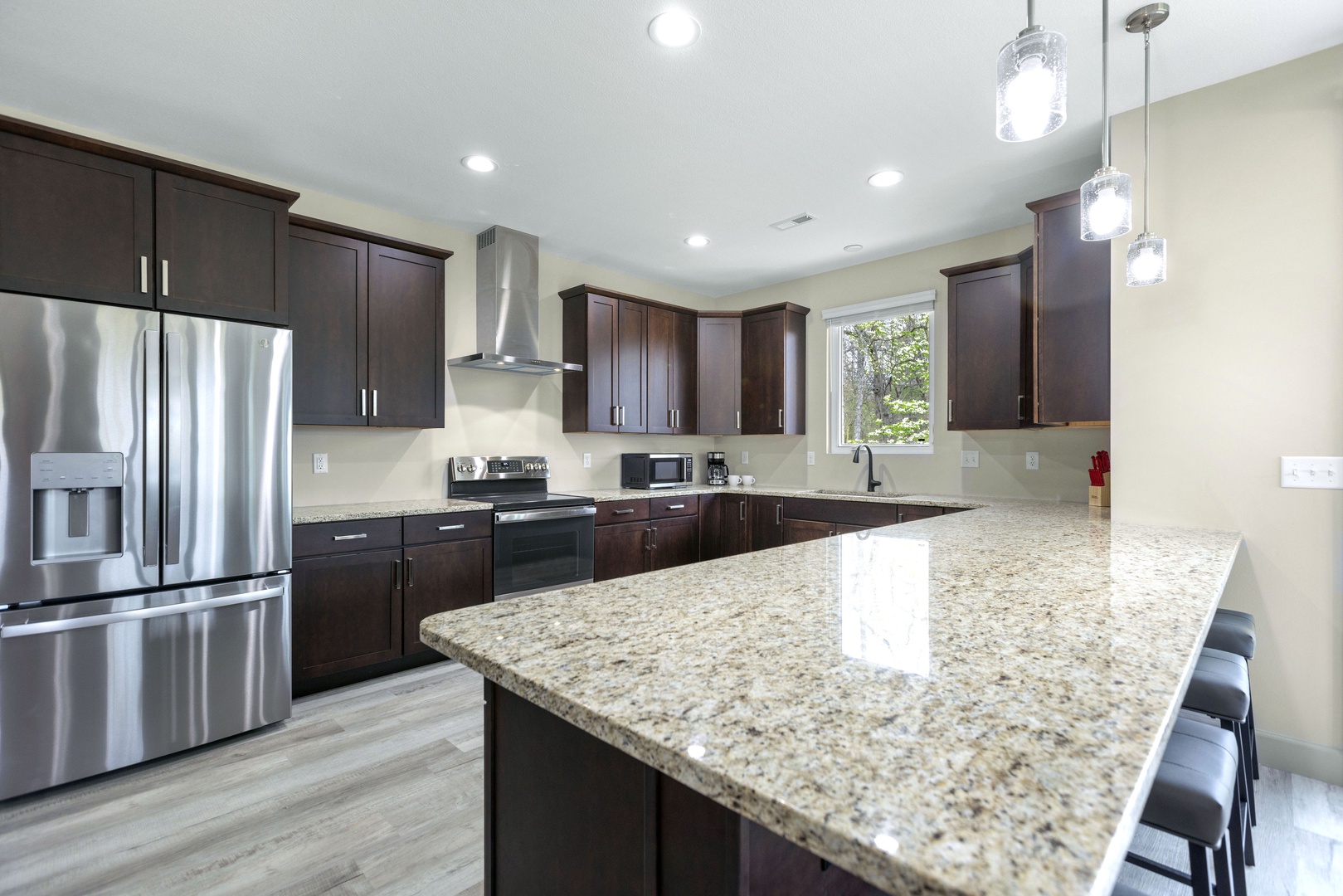 The open and modern kitchen offers ample space & all the comforts of home