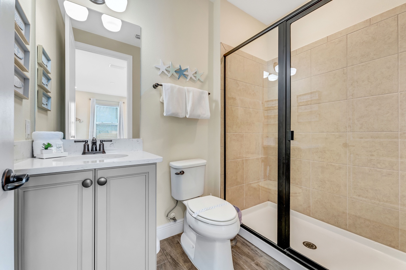 En-suite bathroom with stand-up shower