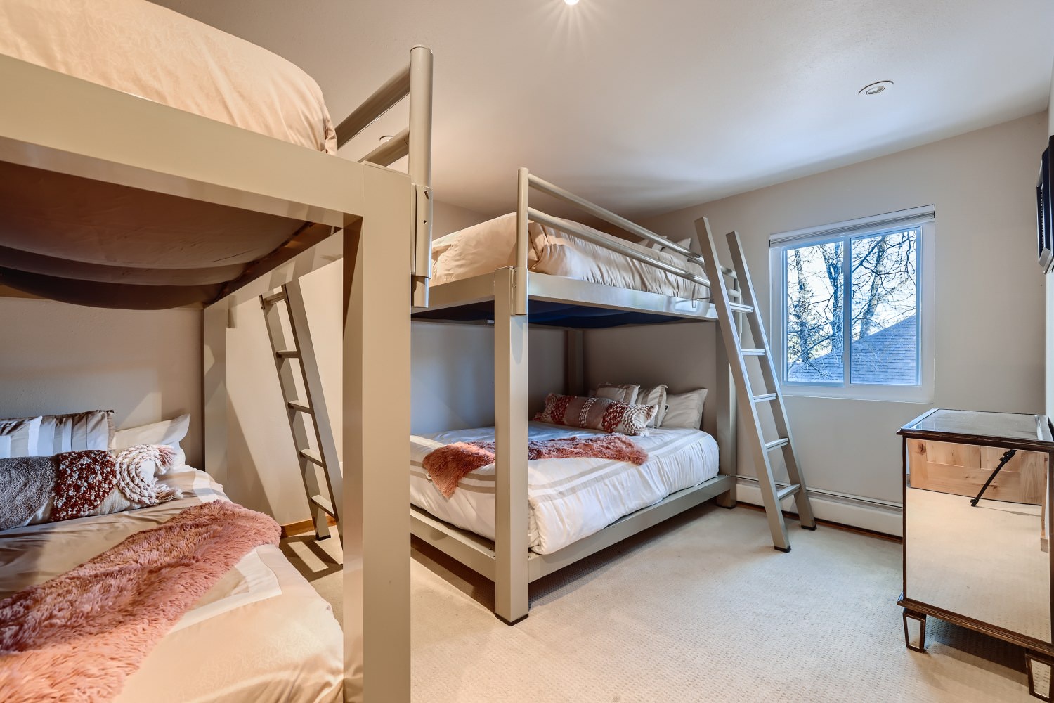 Bedroom 2 with 2 Queen/Queen bunk beds