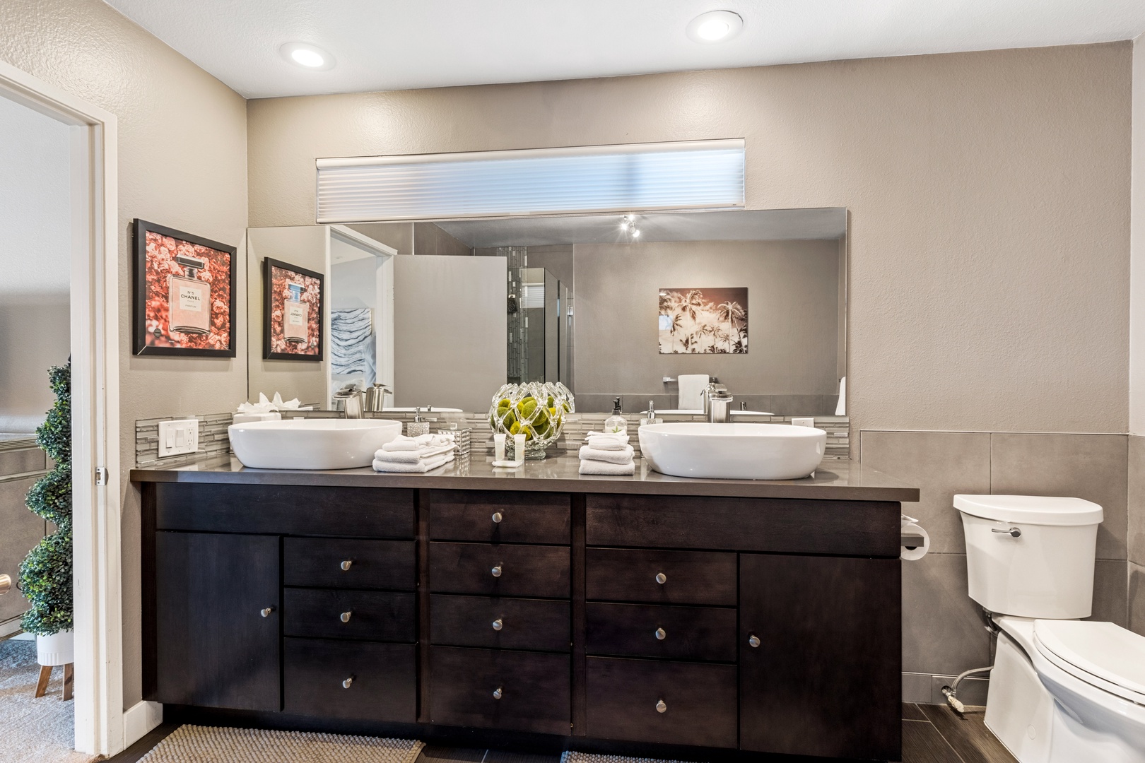 Dual sinks in en-suite to bedroom #1