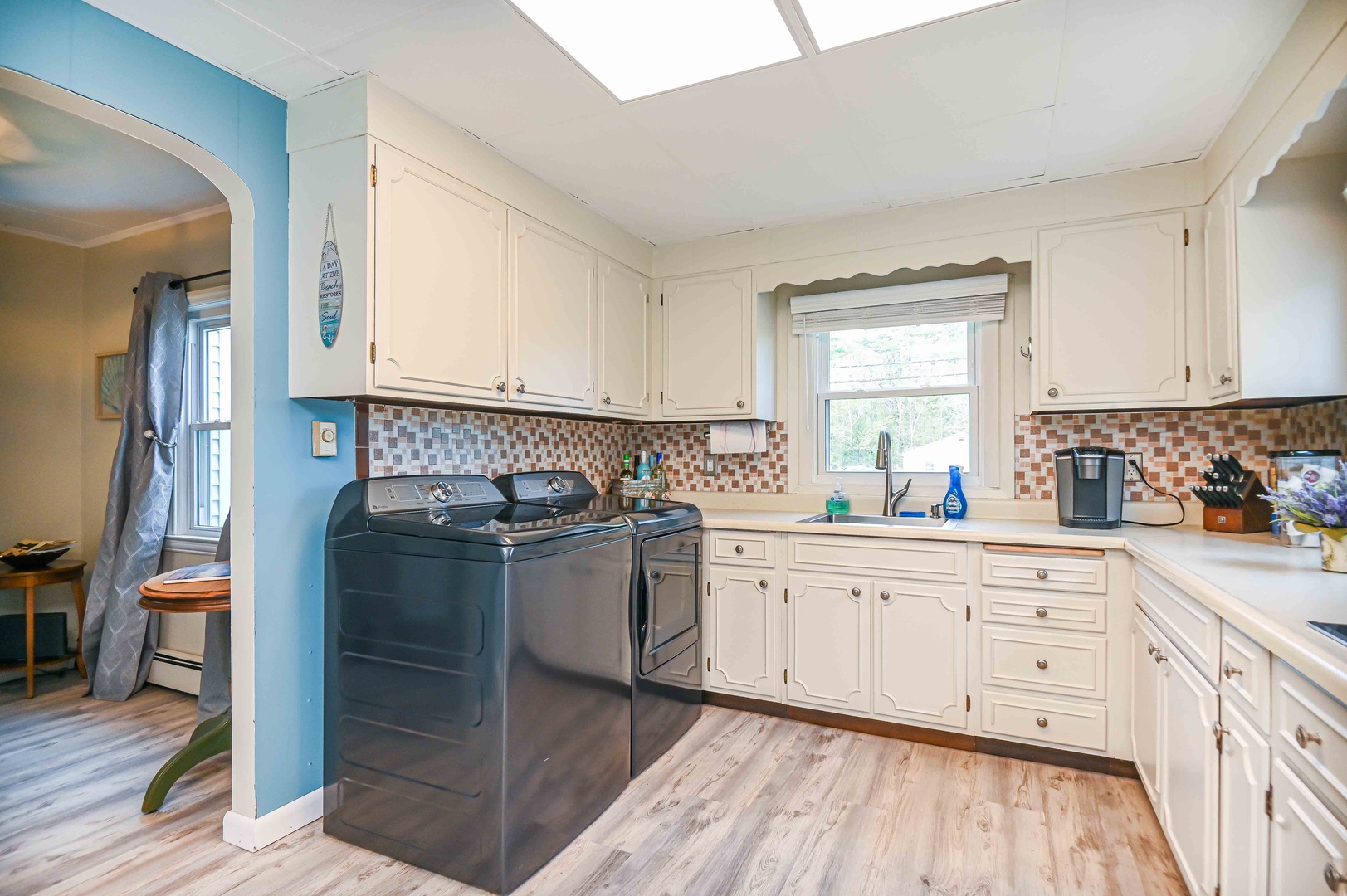 Fully equipped kitchen with washer and dryer