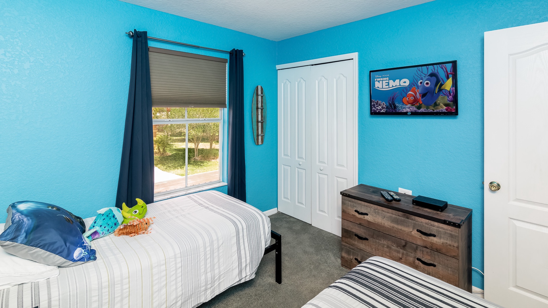 Bedroom 1 Sea World themed with 2 Twin beds , and Smart TV (2nd floor)