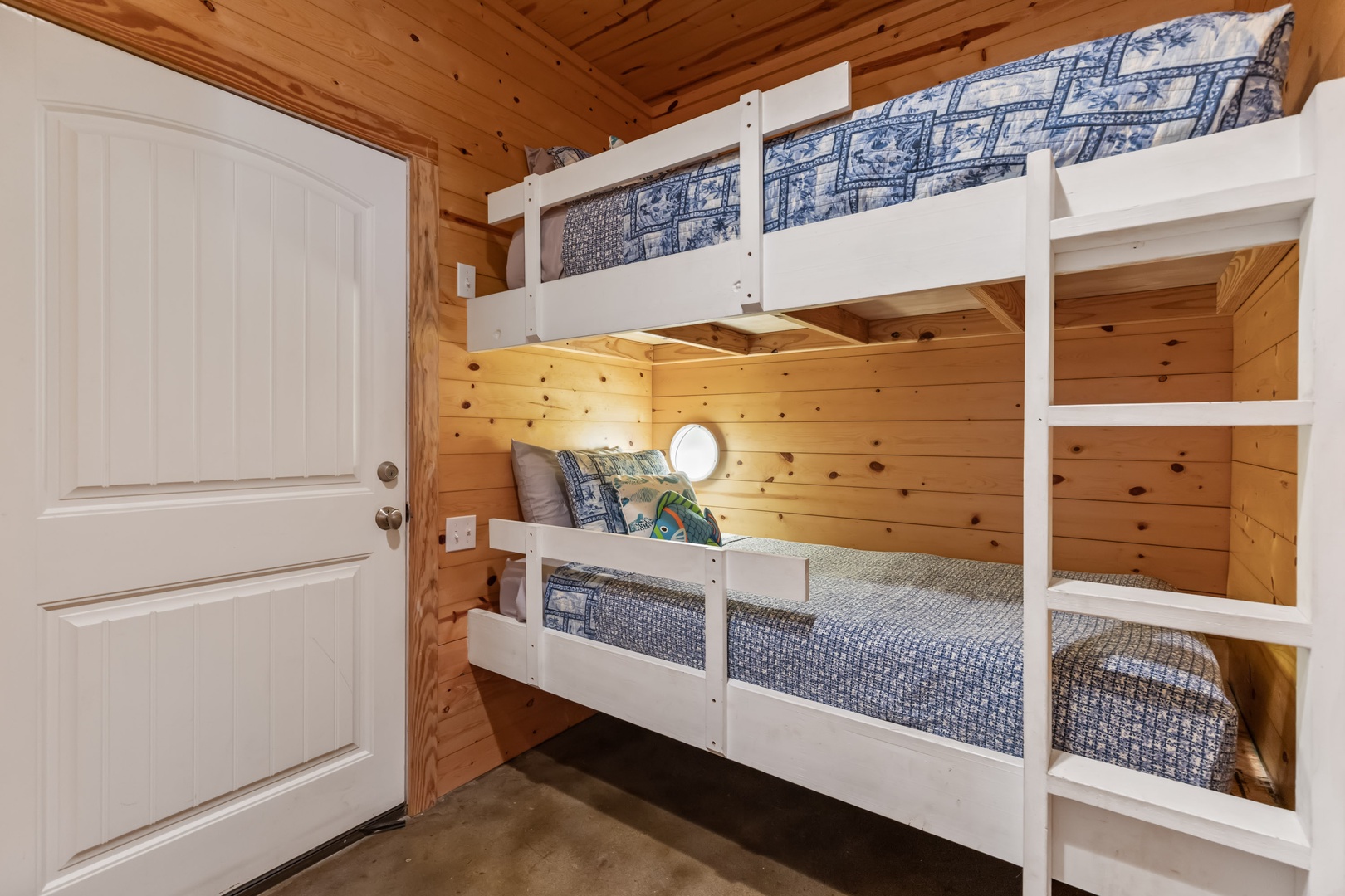 Downstairs twin bunk room with smart TV