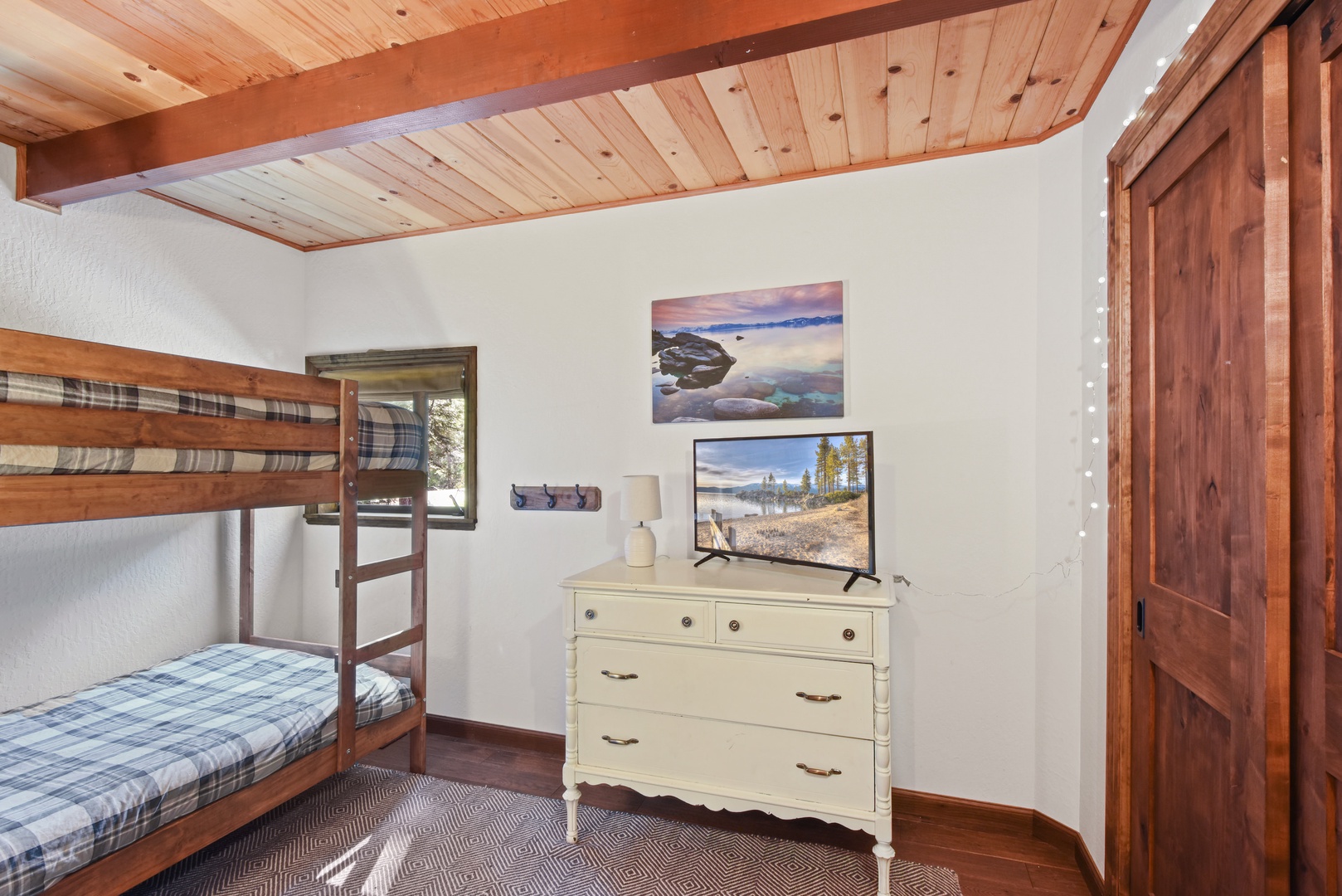 Bedroom 3: Twin bunk bed with TV, great for kids (ground floor)