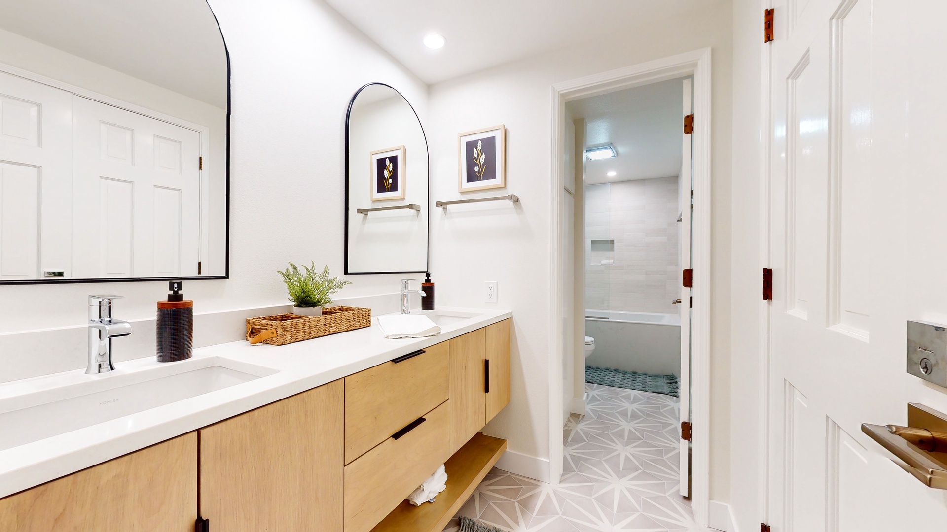 Bathroom 1: En-suite with shower/tub combo (1st floor)