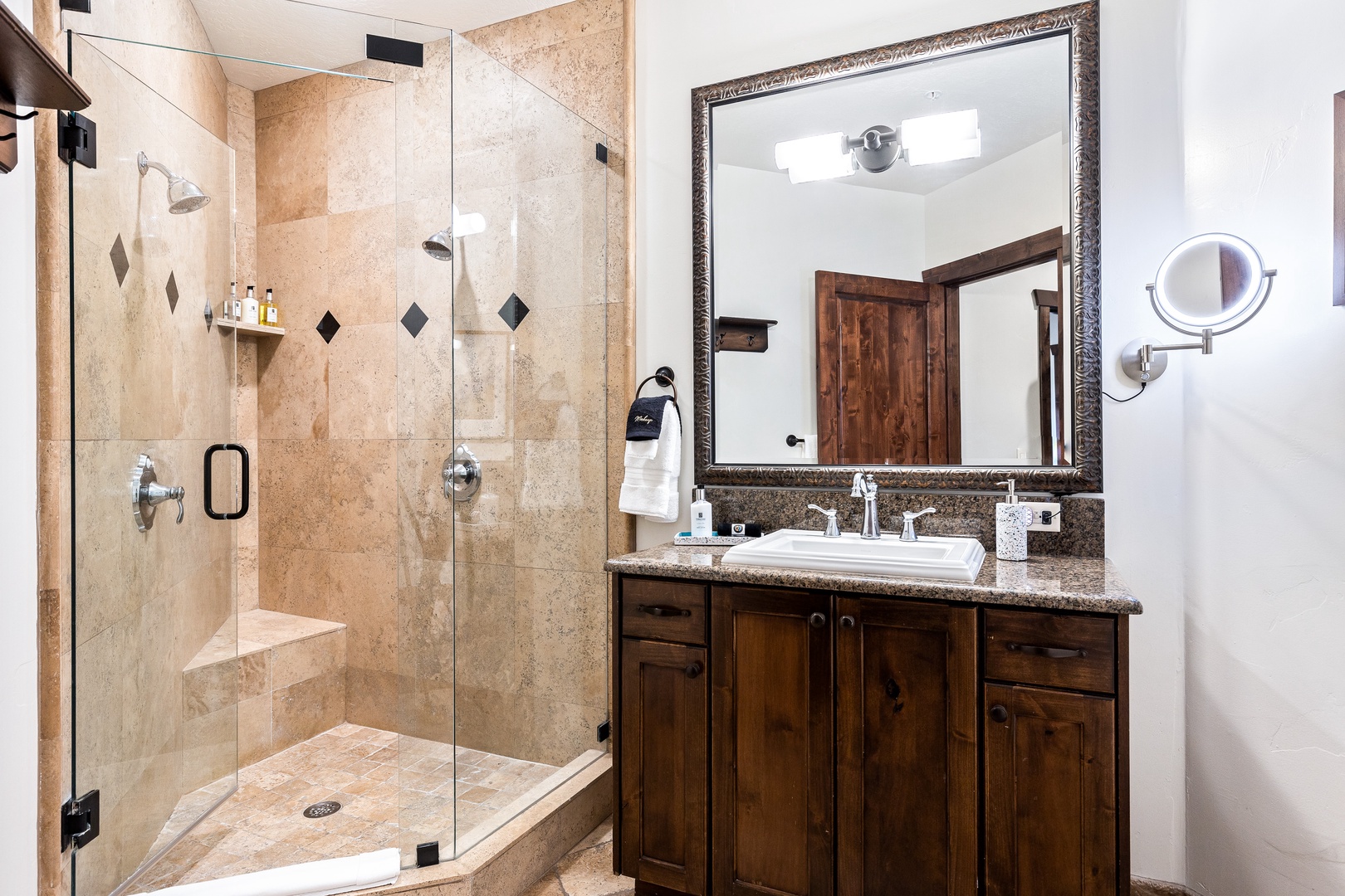 King Room En-Suite | Large Walk-In Shower