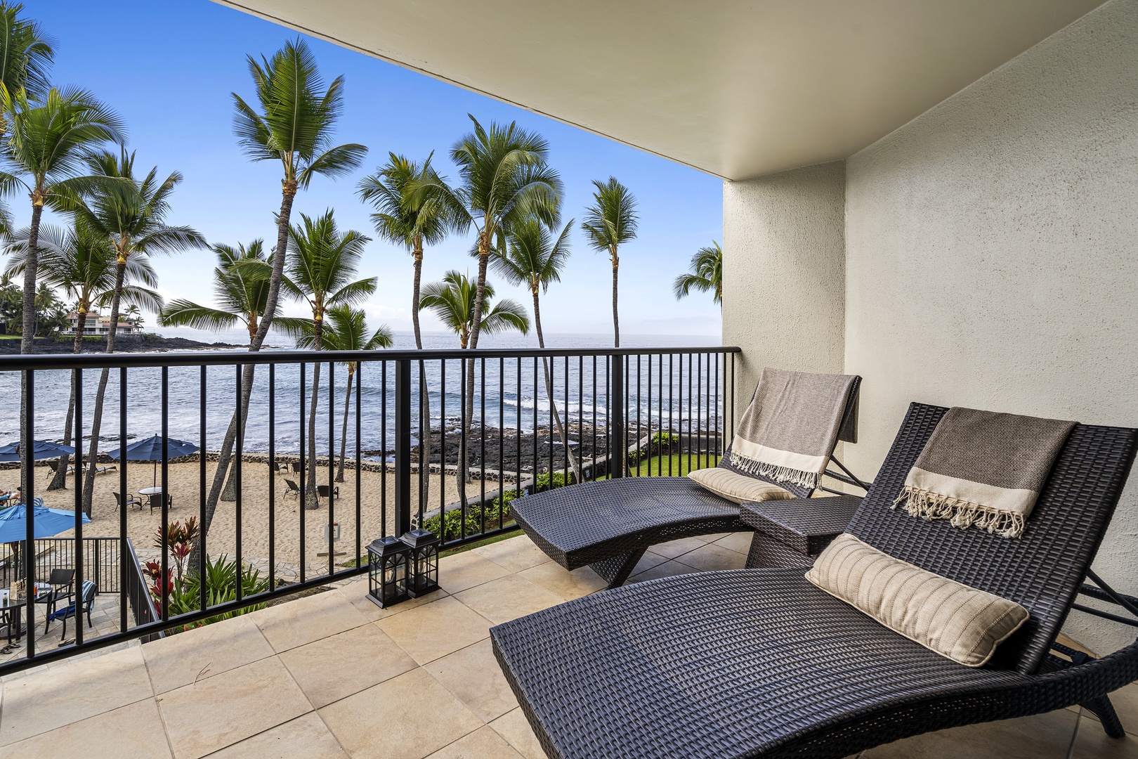 Lounge chairs in the lanai