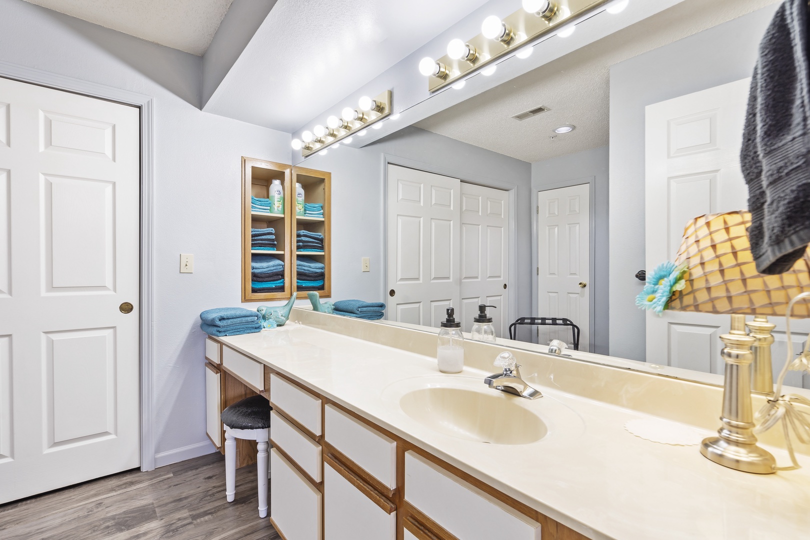 Bathroom 1 en-suite with vanity, and shower/tub combo