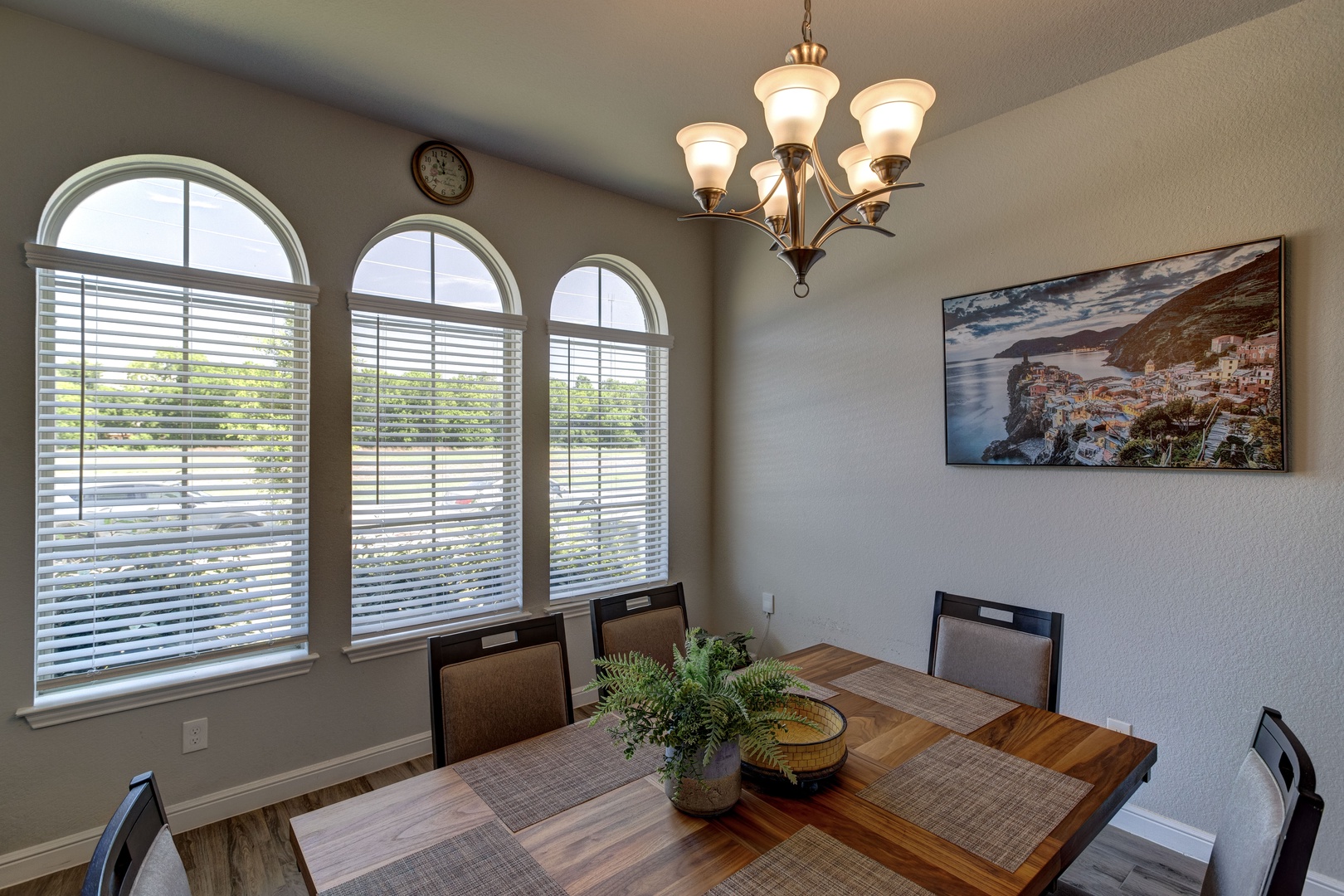 Additional dining room with table and seating for 6