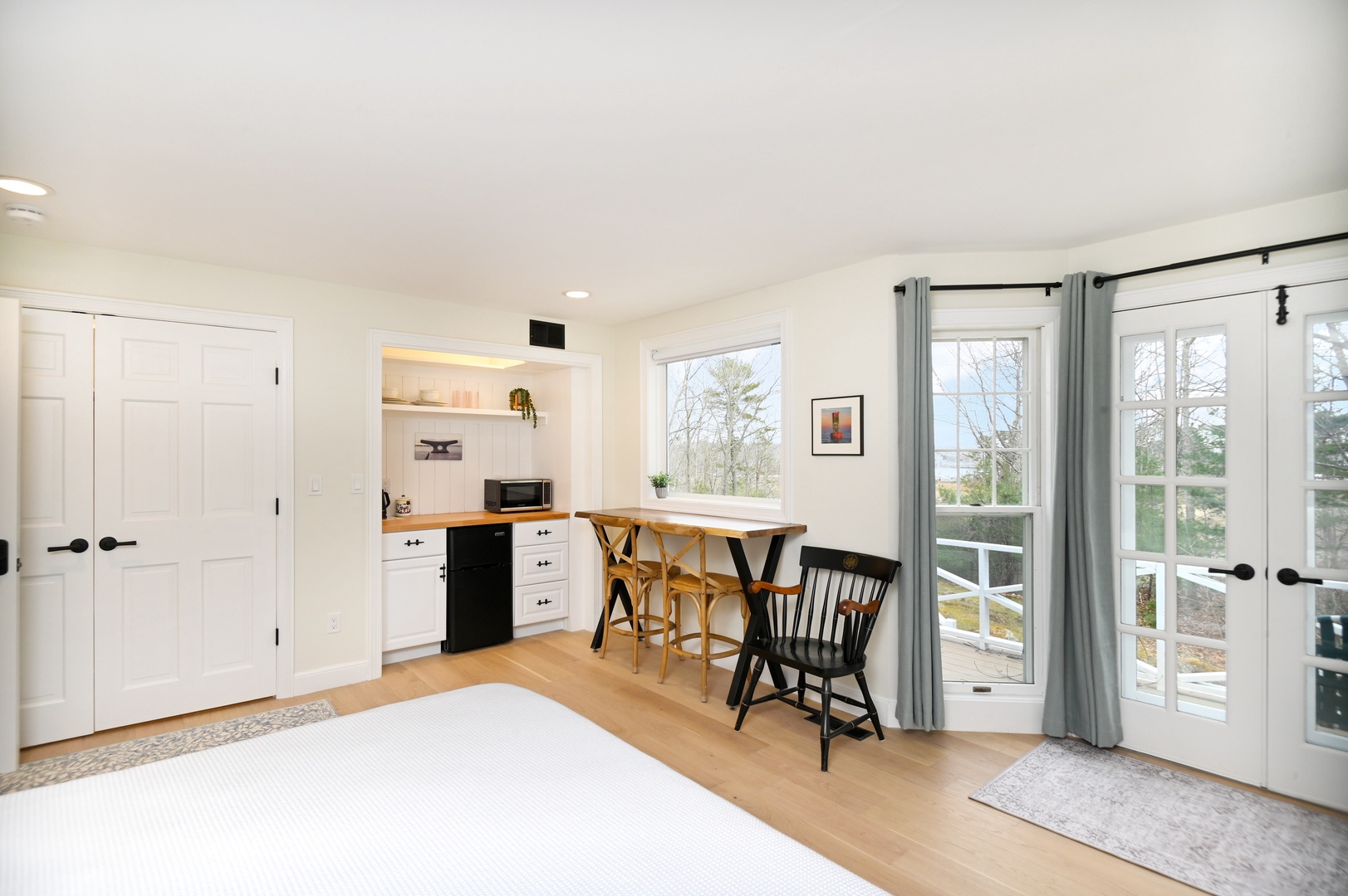 Harbor View’s breezy studio boasts a plush king bed, ensuite, TV, & cozy kitchenette