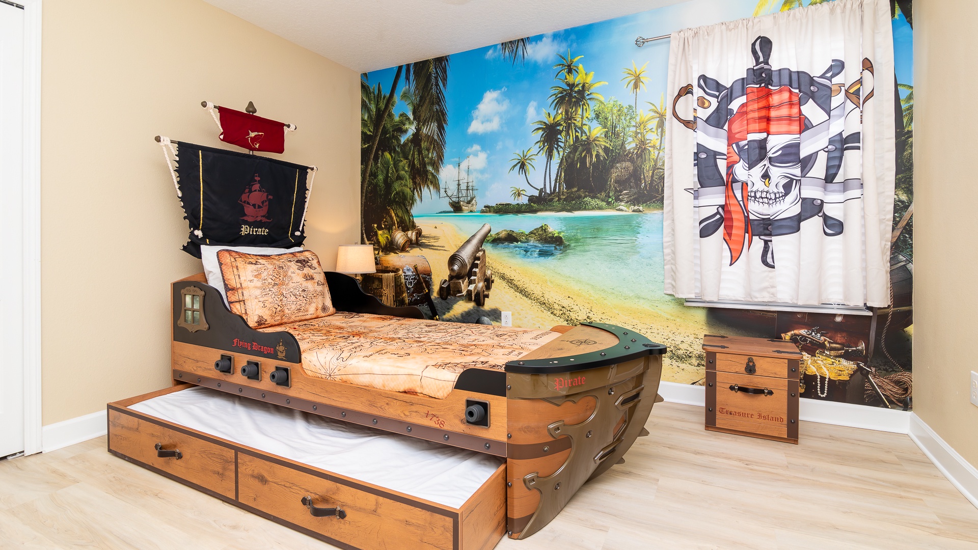 Set sail for slumber in this swashbuckling twin Jack & Jill suite