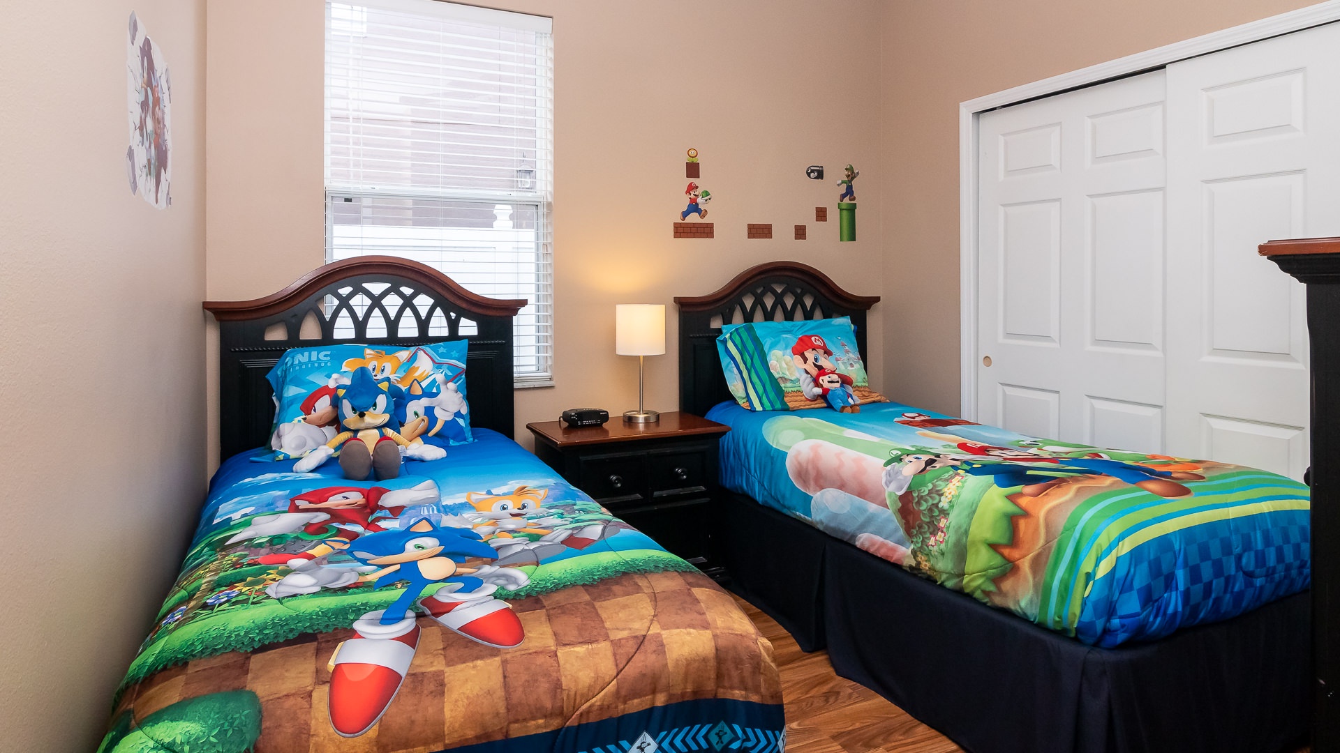 Kids Bedroom (3) with Twin Beds