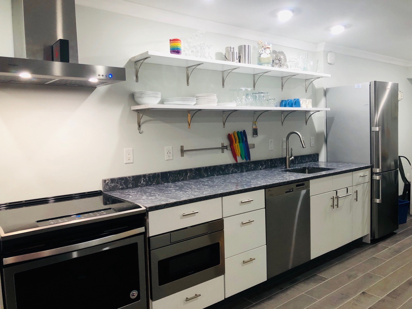 Full kitchen