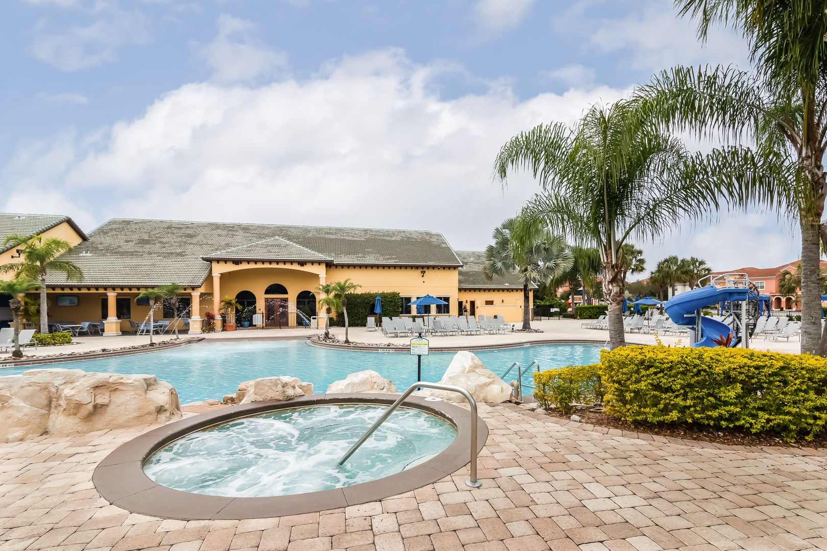 Paradise Palms Resort splash community hot tub