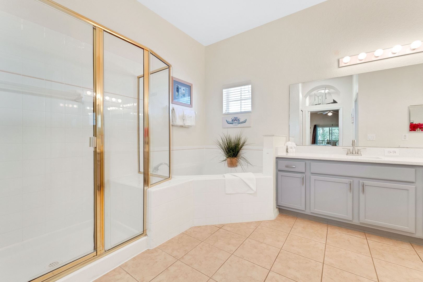 This ensuite includes dual vanities, as well as a shower & luxe soaking tub