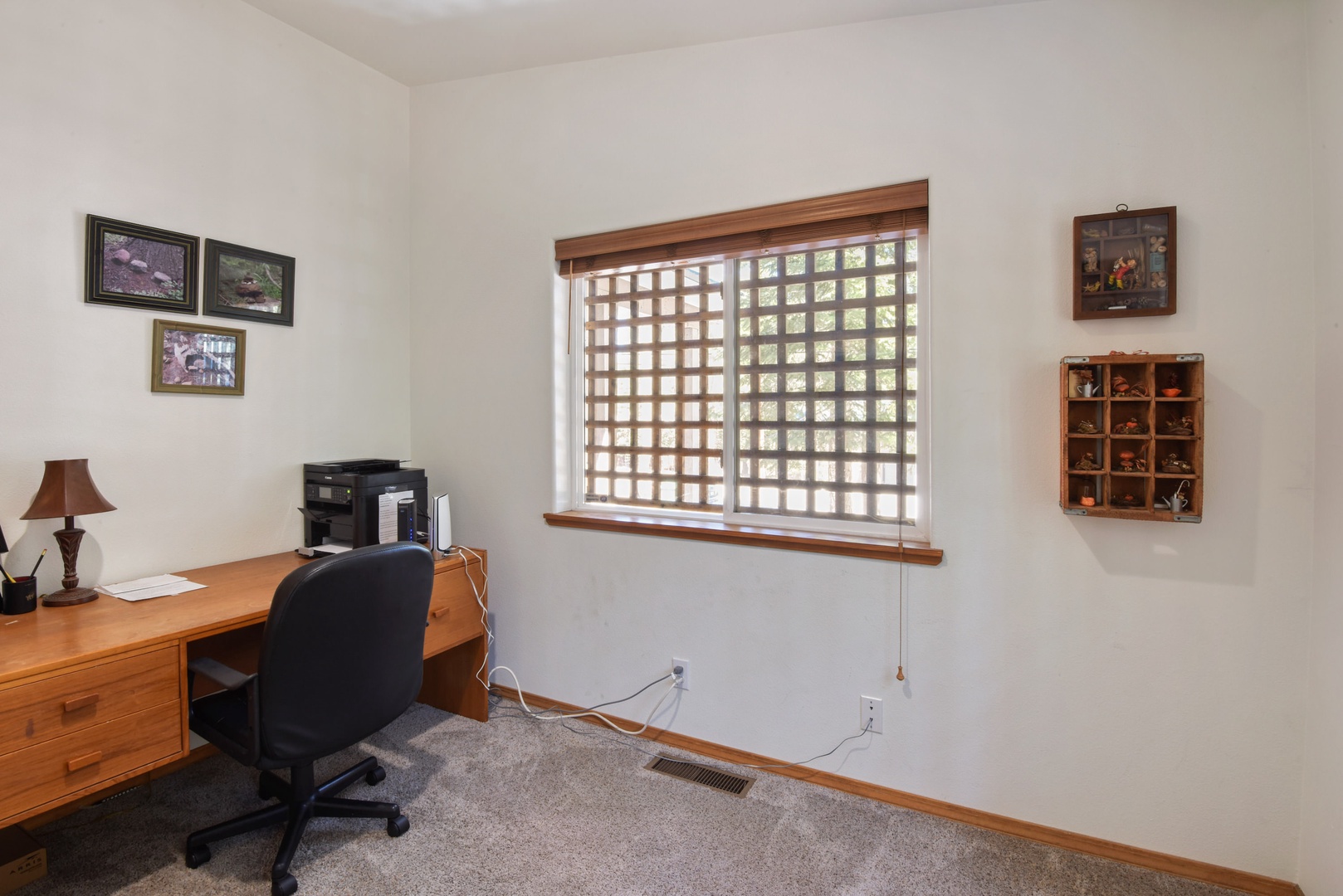 Office with desk, great for working from home