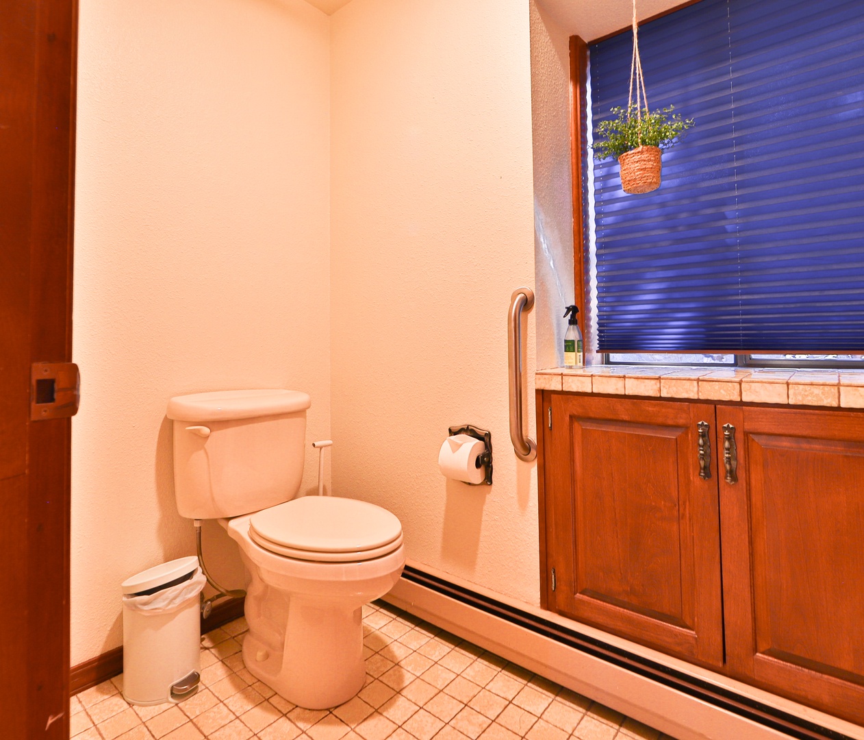 Ensuite bathroom with shower/tub combo