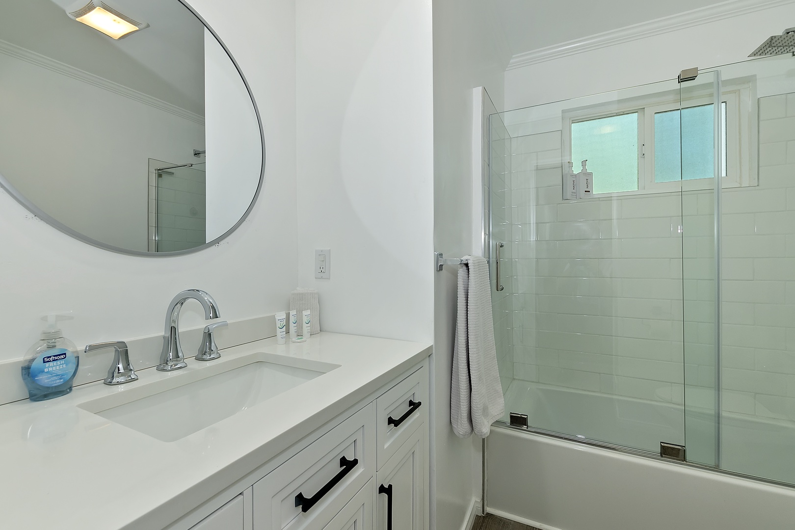 Shared full bathroom 2 with shower/tub combo