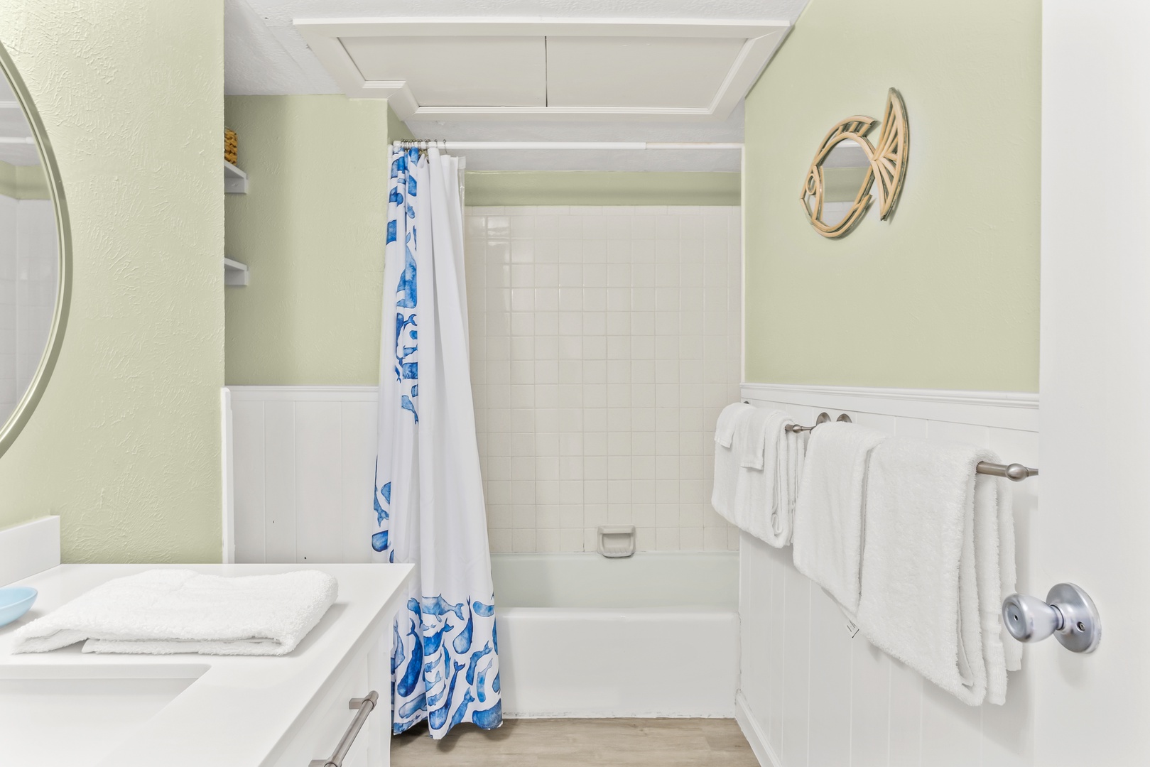 Shared bathroom 2 with shower/tub combo