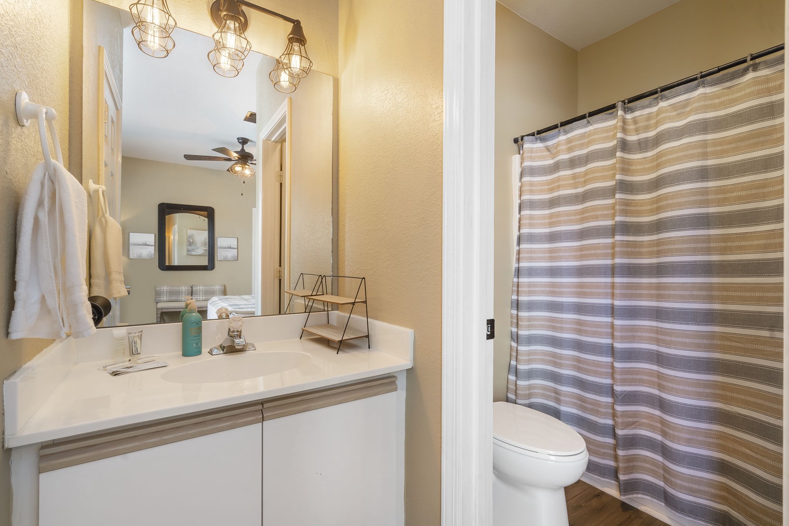 Bathroom 1 private en-suite with shower/tub combo