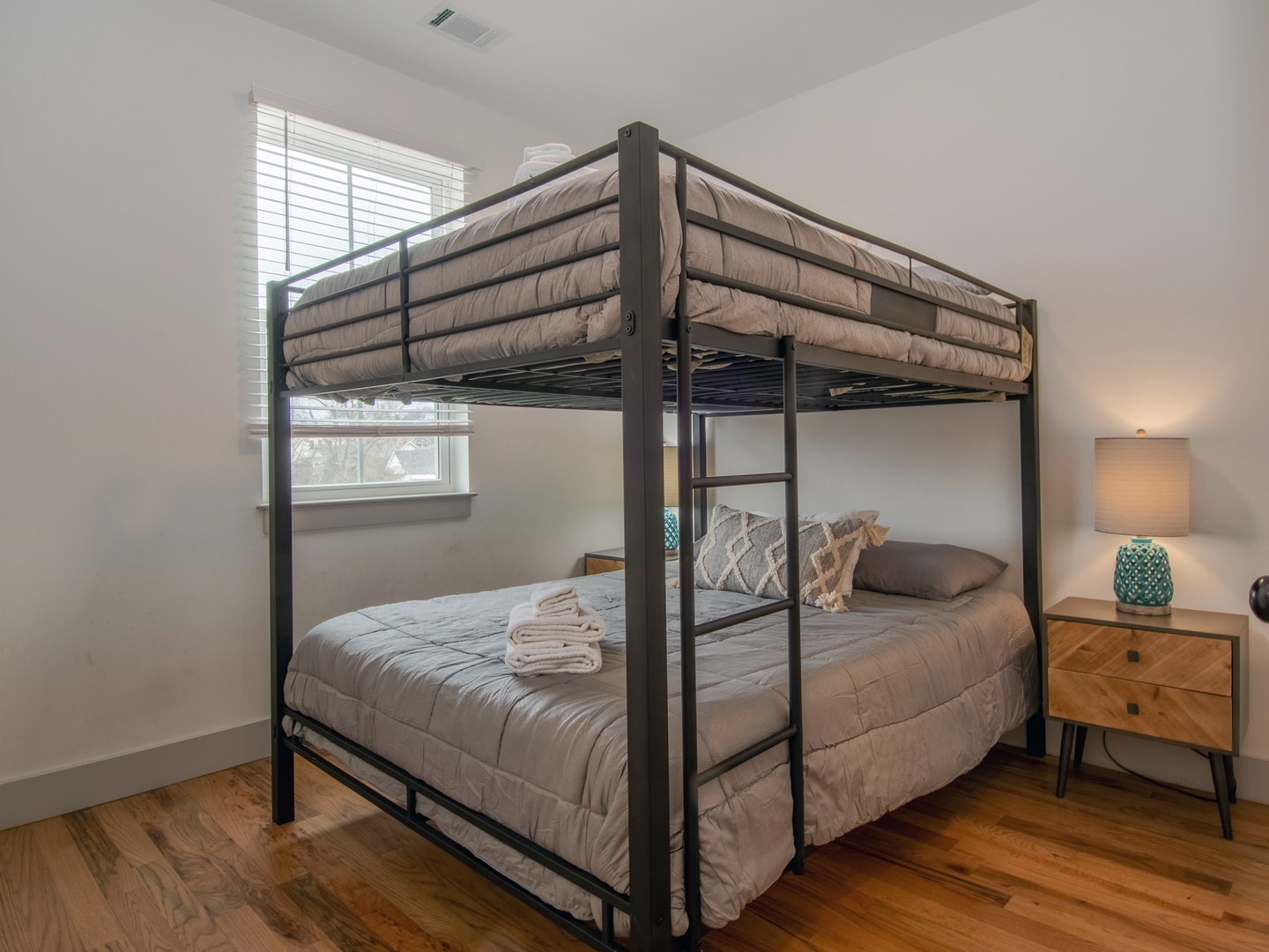 2nd bedroom: Full size bunk bed (3rd floor)