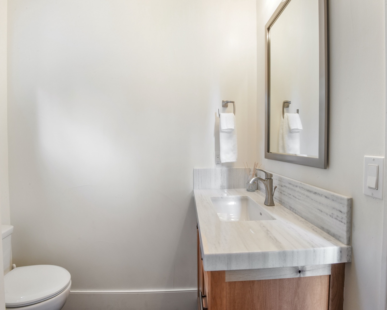 Full bathroom by kitchen