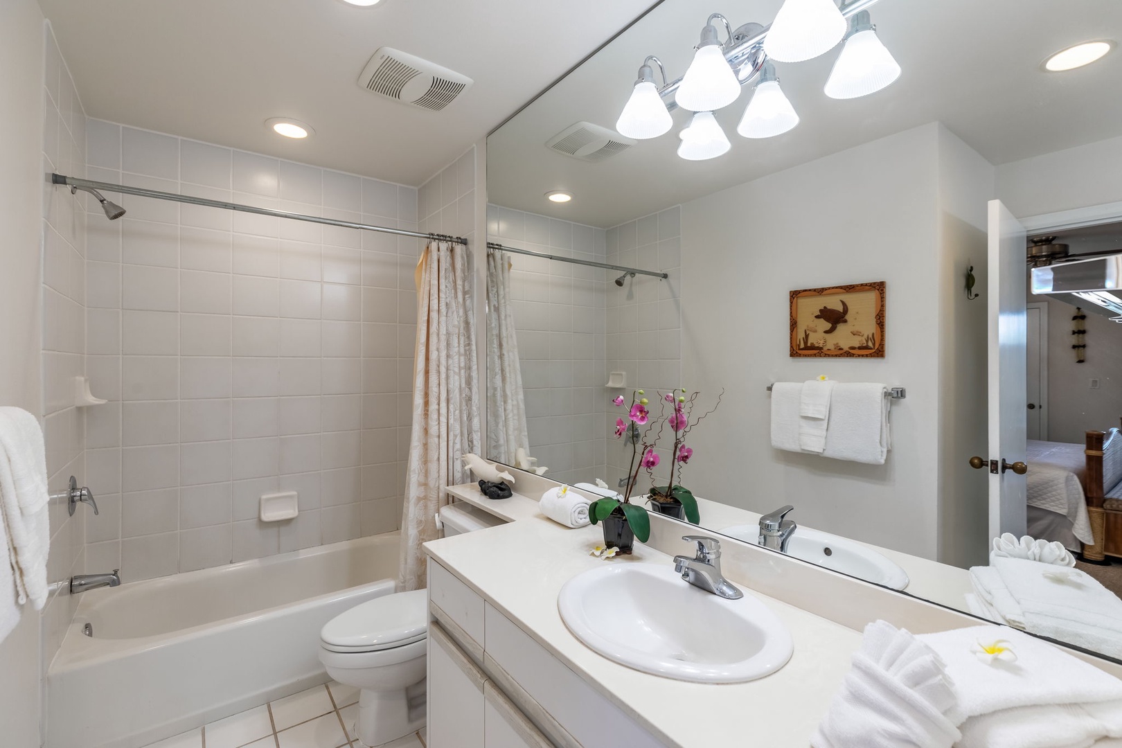 bathroom 1 en-suite with shower/tub combo