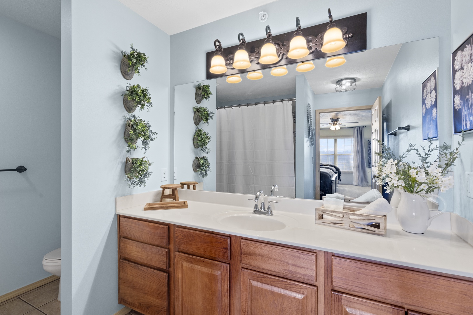 Enjoy an oversized single vanity & shower/tub combo in the master ensuite