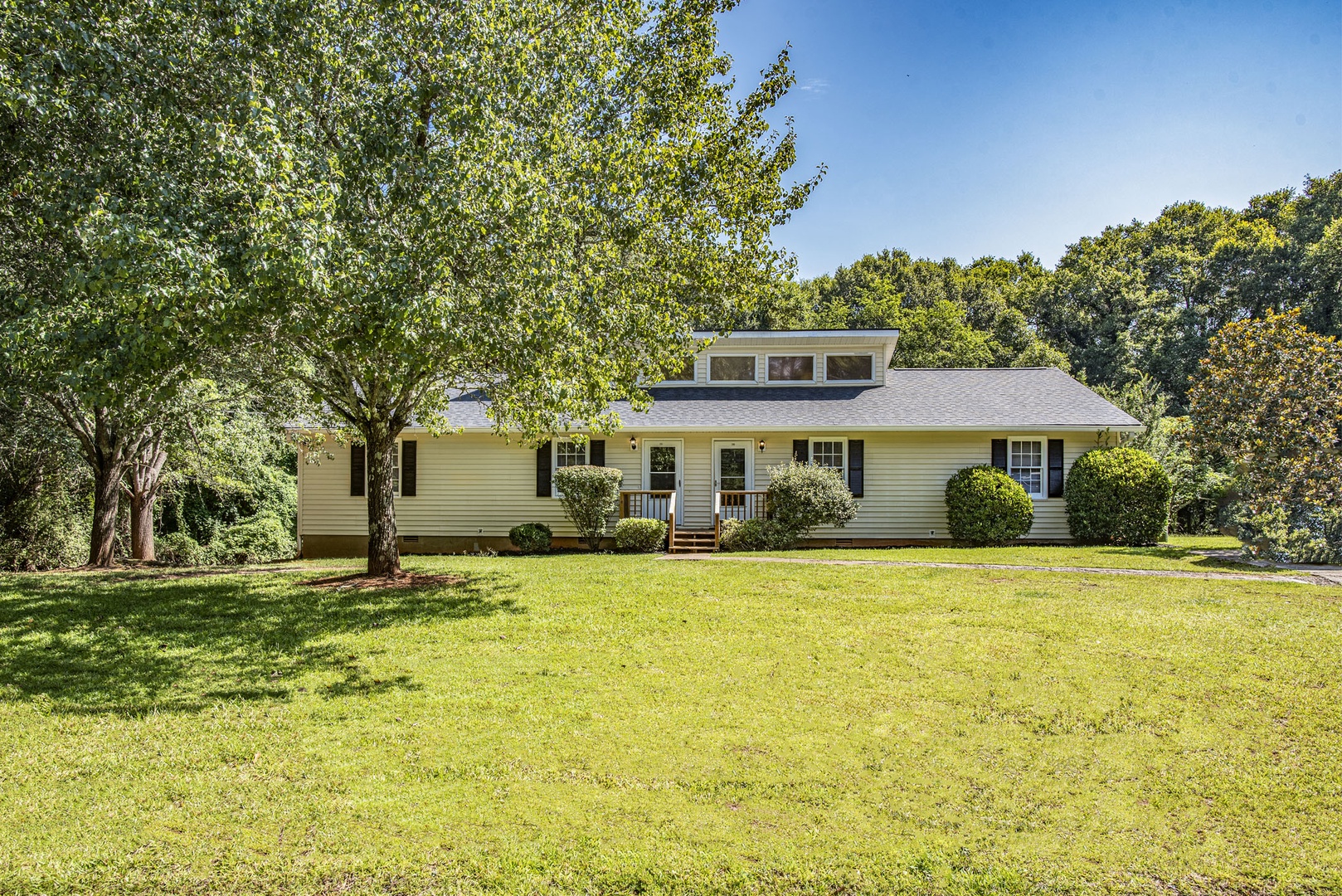 This comfortable duplex will delight during your visit to Athens