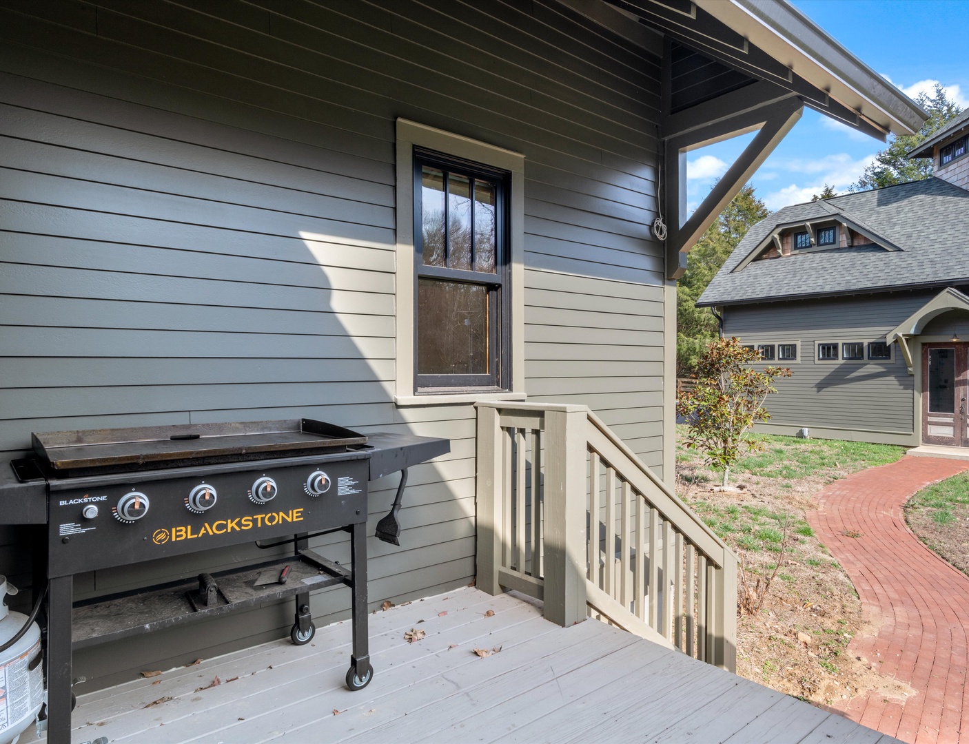 Secondary porch with Grill