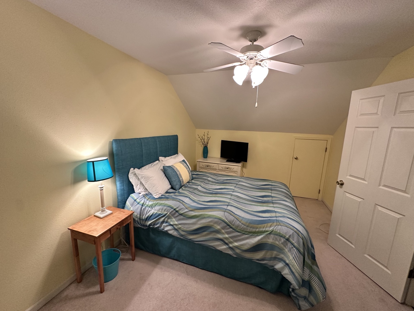 Bedroom 4 with full bed, queen bed, and Smart TV