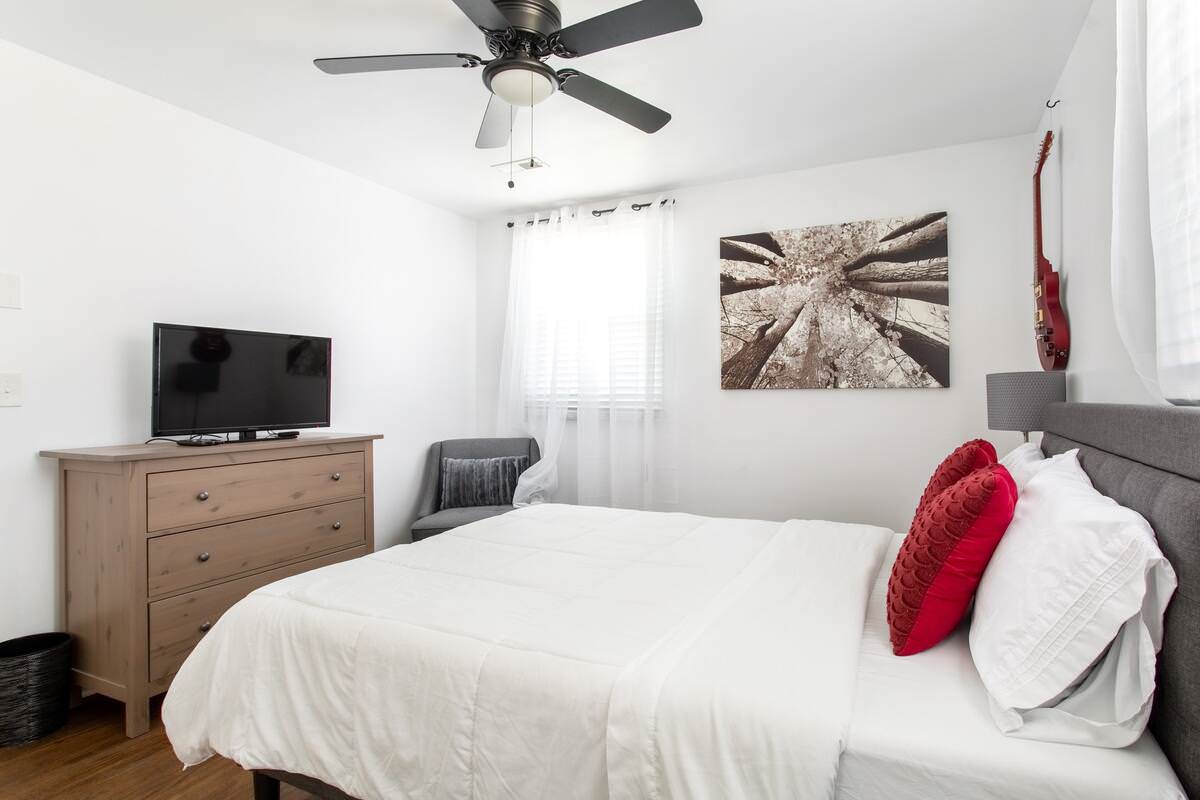 Main bedroom: Queen bed with TV
